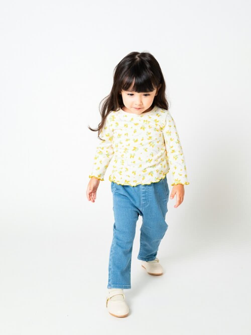 「テーパードパンツ、デニム、ジーンズ、デニムパンツ、子供服、テーパードデニム、ズボン、子供コーデ、長ズボン、ジーンズコーデ」｜「Moujonjonのウエストフリルデニムテーパードパンツ（デニムパンツ、ブルー系）」を使った、こどもの森e-shopさん（キッズ・90cm）の春コーディネートの1枚目の写真