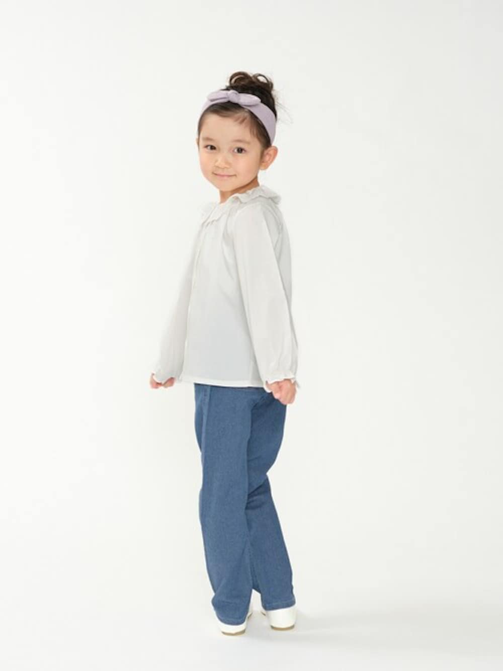 「デニム、レース、デニムパンツ、子供服、襟付きトップス、レースシャツ、レーストップス、レース襟、襟、襟付きブラウス」｜「Moujonjonのレース衿・刺繍入り丸衿ブラウス（シャツ/ブラウス、その他）」を使った、こどもの森e-shopさん（キッズ・110cm）の春コーディネートの1枚目の写真