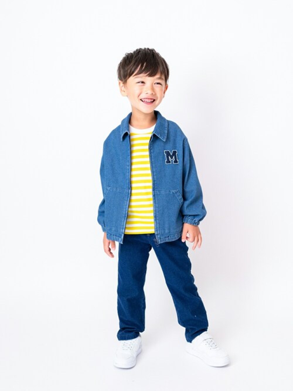 「ジャケット、ボーダー、デニムジャケット、パーカー、ボーダートップス、ジャケットスタイル、デニムコーデ、ボーダーTシャツ、パーカーコーデ、ジャケットコーデ」｜「Moujonjonのデニムジャケット（デニムジャケット、ブルー系）」を使った、こどもの森e-shopさん（キッズ・110cm）の春コーディネートの1枚目の写真