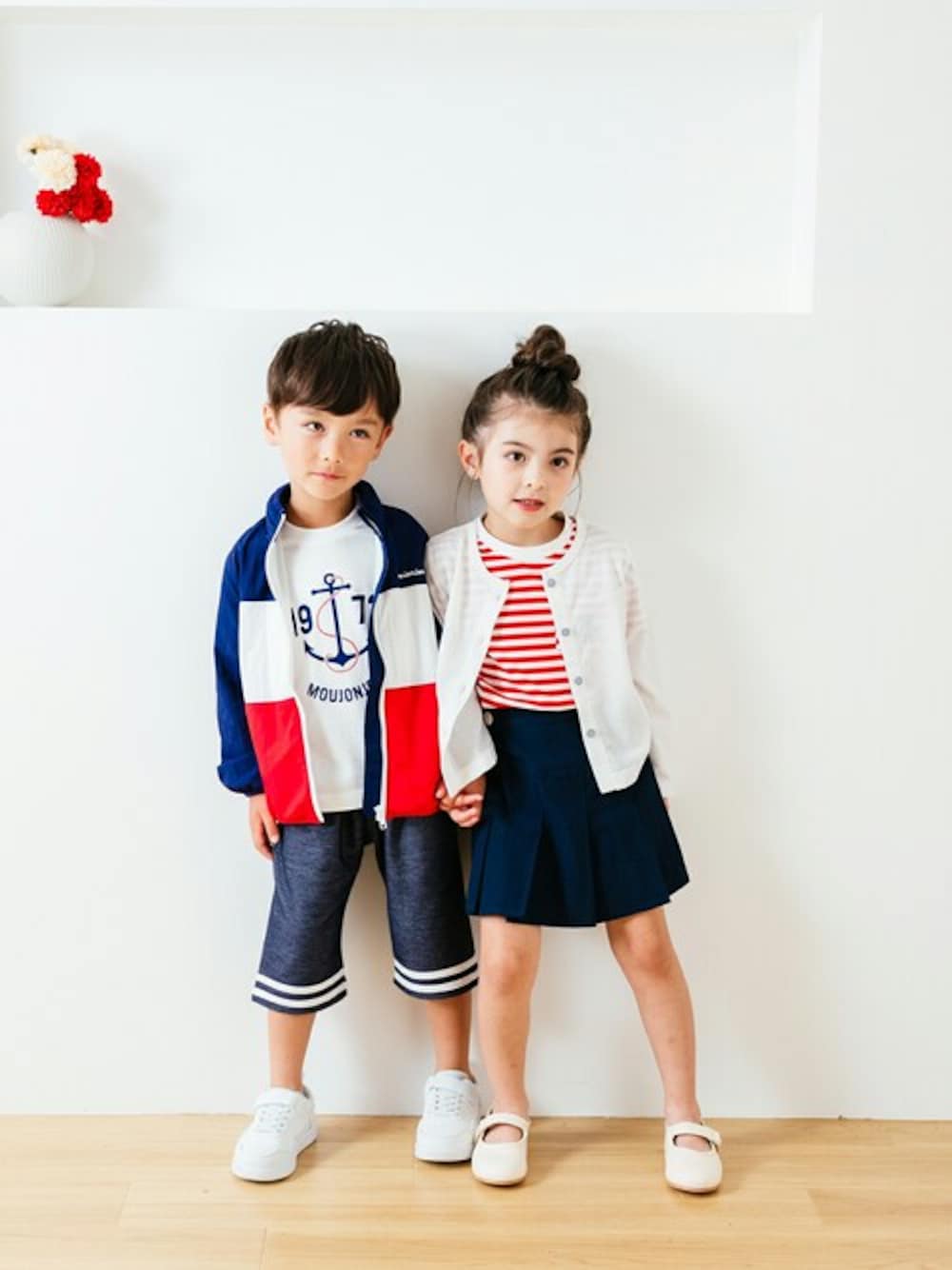 「トリコロール、子供服、マリン、お揃い、マリンスタイル、トリコロールカラー、マリンコーデ、夏コーデ、リンクコーデ、お揃いコーデ」｜「Moujonjonの撥水加工3段切替ジャケット（ナイロンジャケット、ブルー系）」を使った、こどもの森e-shopさん（キッズ・110cm）の春コーディネートの1枚目の写真
