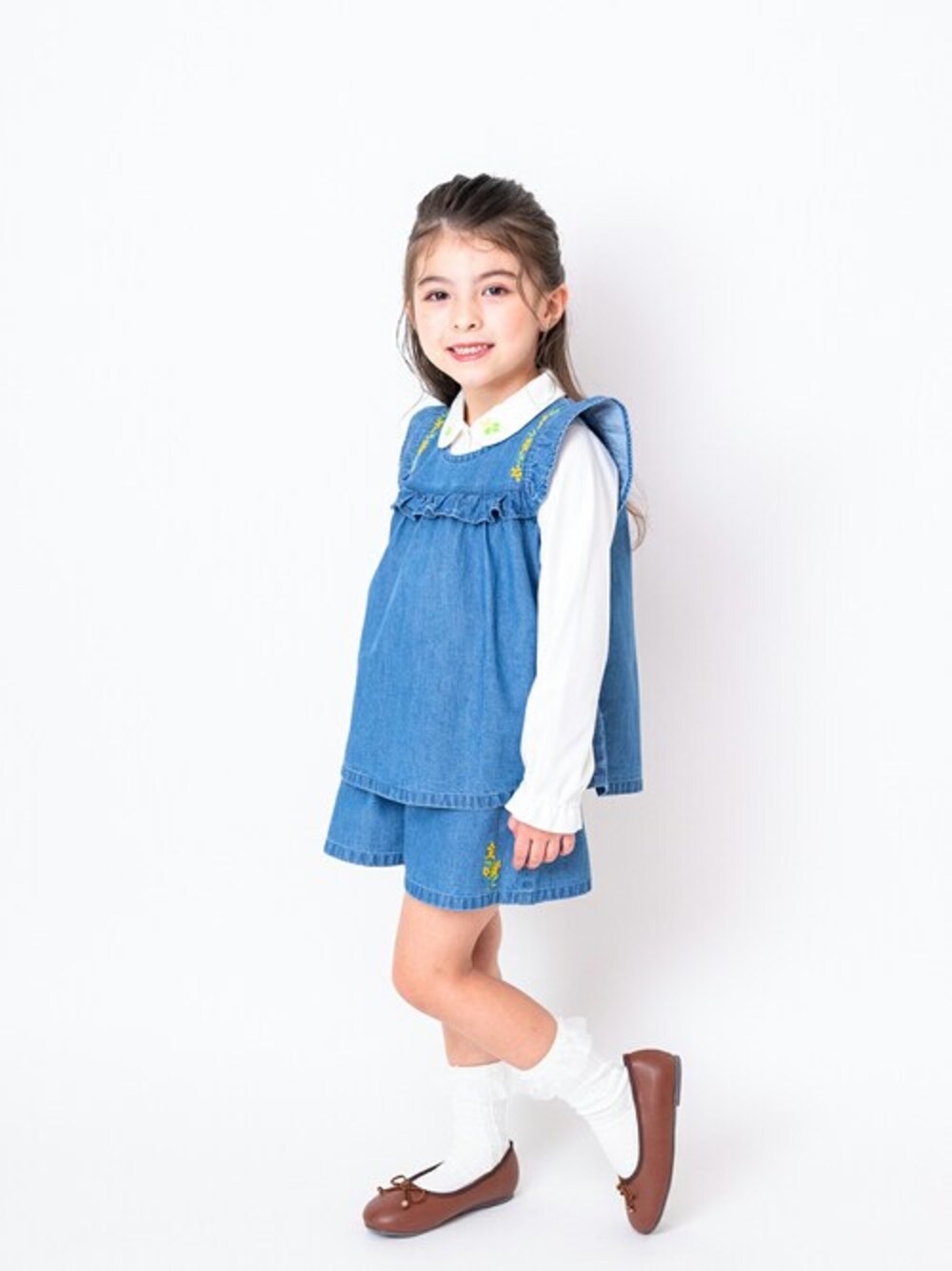 「デニム、セットアップ、子供服、春服、春コーデ、デニムオンデニム、セットアップスタイル、デニムコーデ、セットアップ風、春服コーデ」｜「Moujonjonのお花刺繍入りデニムチュニックベスト（ベスト、ブルー系）」を使った、こどもの森e-shopさん（キッズ・110cm）の春コーディネートの1枚目の写真