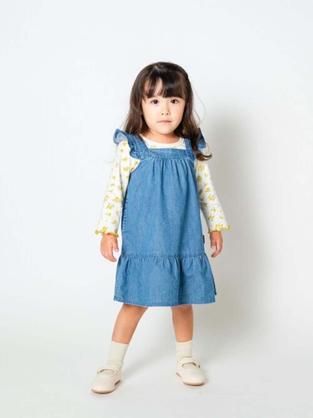 「ジャンスカ、ジャンバースカート、ジャンパースカート、デニムワンピース、春服、春コーデ、着回しコーデ、デニムジャンスカ、春服コーデ、ジャンスカコーデ」｜「Moujonjonのデニムジャンパースカート（ジャンパースカート、ブルー系）」を使った、こどもの森e-shopさん（キッズ・90cm）の春コーディネートの1枚目の写真
