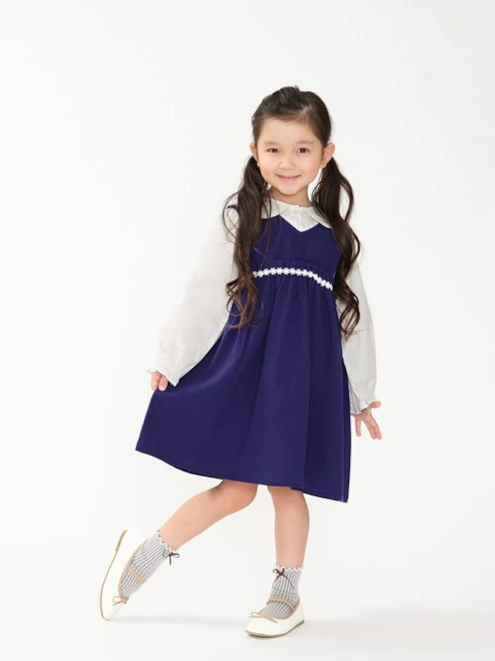 「ジャンスカ、ジャンバースカート、ジャンパースカート、子供服、春服、春コーデ、お花柄、ジャンパーワンピース、春服コーデ、ジャンスカコーデ」｜「Moujonjonのお花レース付ジャンパースカート（ジャンパースカート、ブルー系）」を使った、こどもの森e-shopさん（キッズ・110cm）の春コーディネートの1枚目の写真