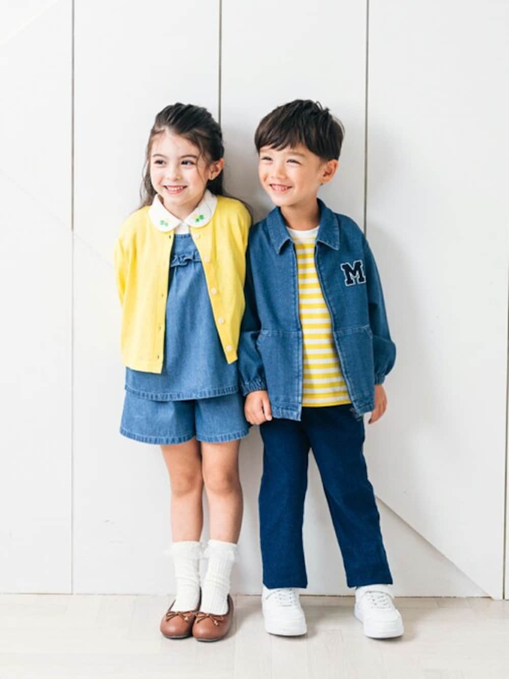 「子供服、春アウター、春服、春コーデ、兄妹、兄妹コーデ、リンクコーデ、お揃いコーデ、兄妹リンクコーデ、春服コーデ」｜「Moujonjonのデニムジャケット（デニムジャケット、ブルー系）」を使った、こどもの森e-shopさん（キッズ・110cm）の春コーディネートの1枚目の写真
