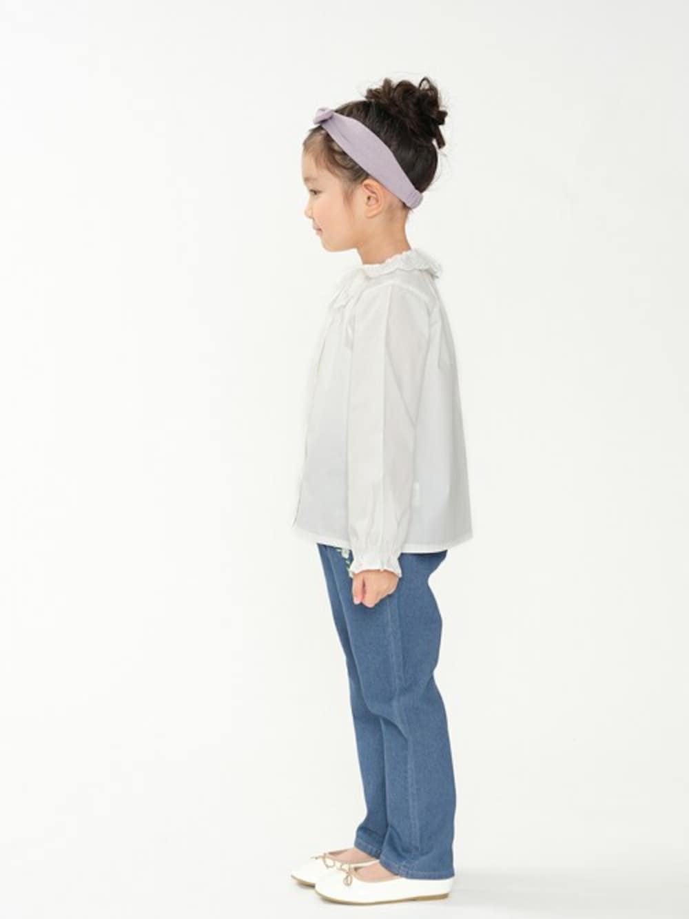 「デニム、ジーンズ、デニムパンツ、子供服、春服、襟付きシャツ、春コーデ、襟付きトップス、ジーパン、襟付きブラウス」｜「Moujonjonのレース衿・刺繍入り丸衿ブラウス（シャツ/ブラウス、その他）」を使った、こどもの森e-shopさん（キッズ・110cm）の春コーディネートの1枚目の写真