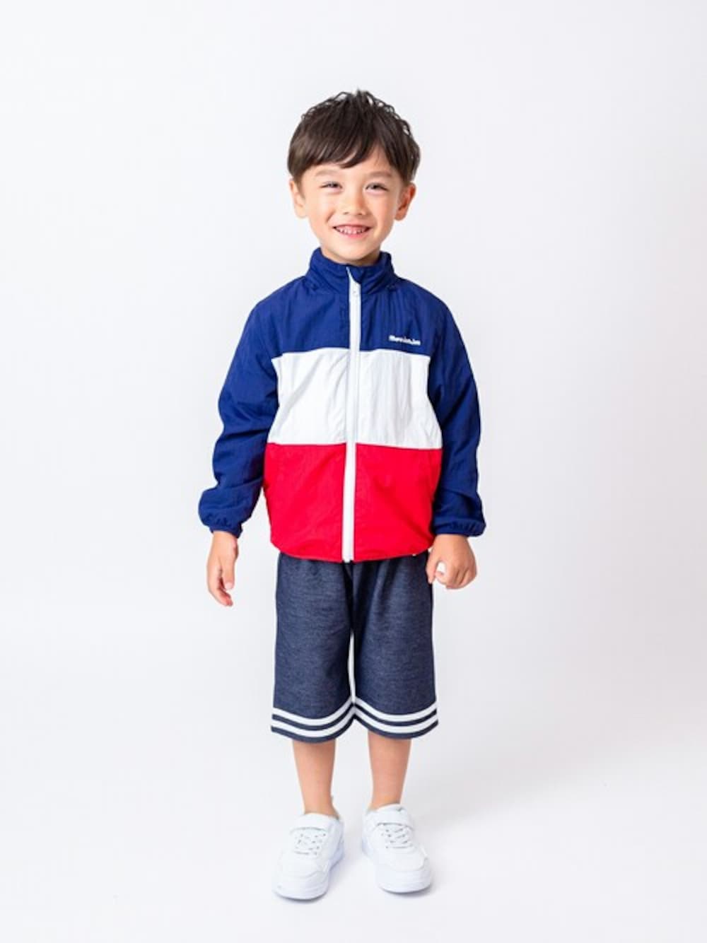 「ジャケット、パーカー、ウィンドブレーカー、子供服、ナイロンジャケット、ジャケットスタイル、春コーデ、ナイロンパーカー、子供コーデ、パーカーコーデ」｜「Moujonjonの撥水加工3段切替ジャケット（ナイロンジャケット、ブルー系）」を使った、こどもの森e-shopさん（キッズ・110cm）の春コーディネートの1枚目の写真