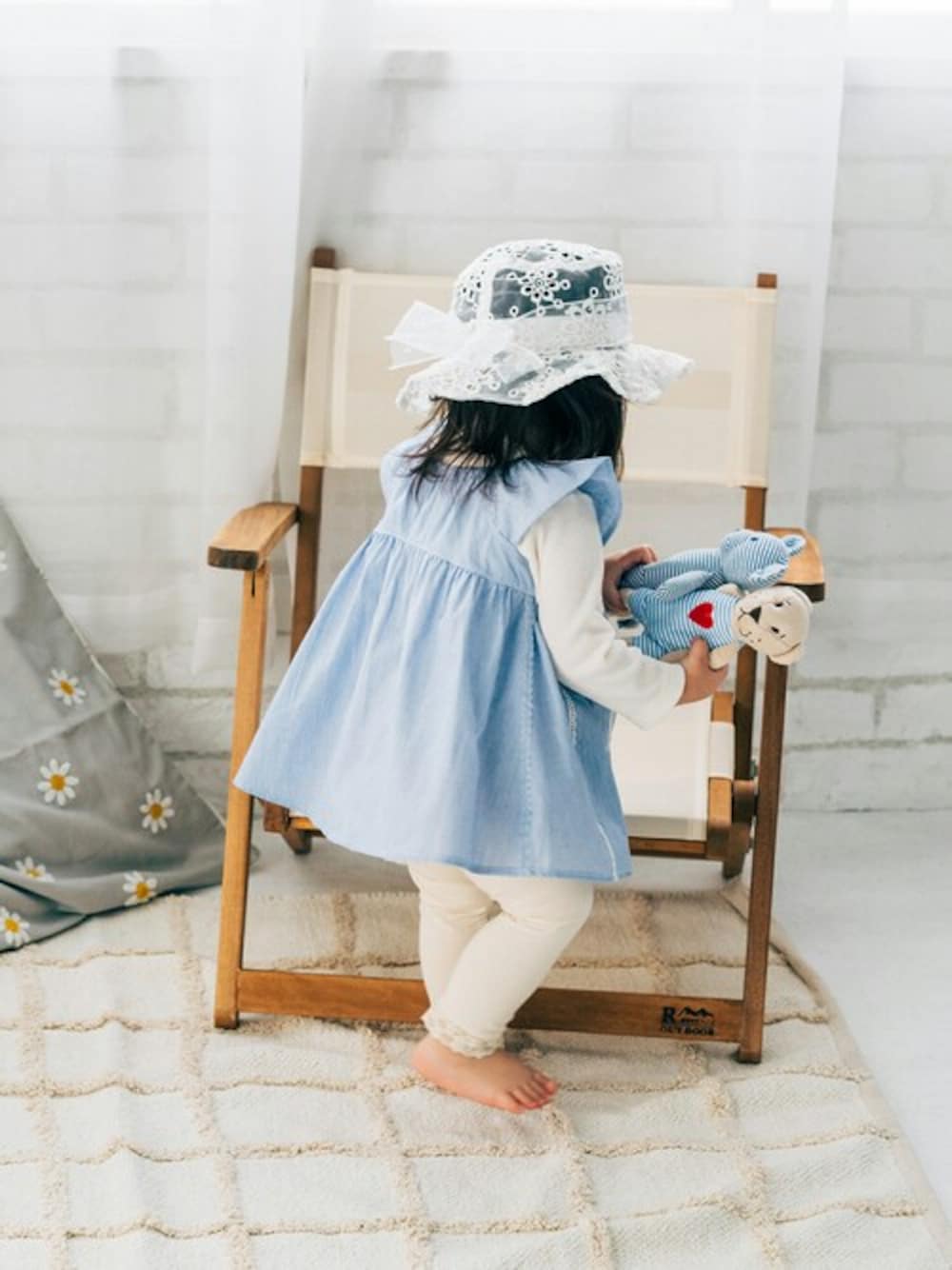 「ストライプ、レース、ハット、帽子、チュニック、子供服、赤ちゃん、オーガンジー、ハットコーデ、子供服コーデ」｜「kids zooの無地・ストライプ柄チュニック（Tシャツ/カットソー、ブルー系）」を使った、こどもの森e-shopさん（キッズ・80cm）の春コーディネートの1枚目の写真