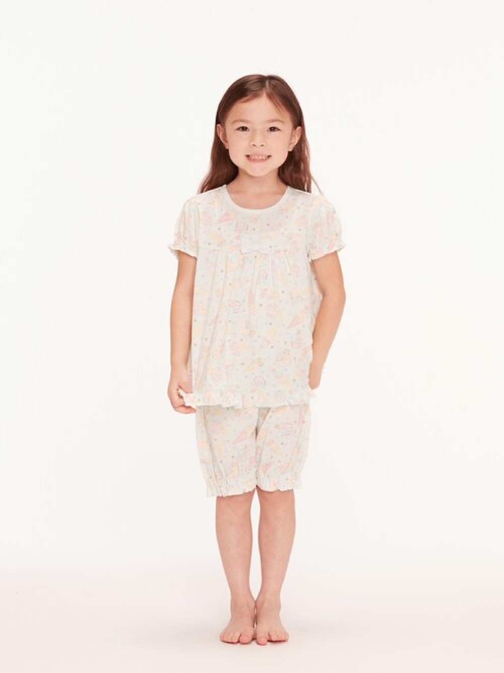 「ルームウェア、ワンマイルウェア、子供服、パジャマ、パジャマパンツ、パジャマスタイル、ワンマイル、ルームウェアからのお外にも出れちゃうコーデ、ワンマイルコーデ、パジャマコーデ」｜「Kids Foretのアイス柄パジャマ・ルームウェア（ルームウェア/パジャマ、ブルー系）」を使った、こどもの森e-shopさん（キッズ・110cm）の春コーディネートの1枚目の写真