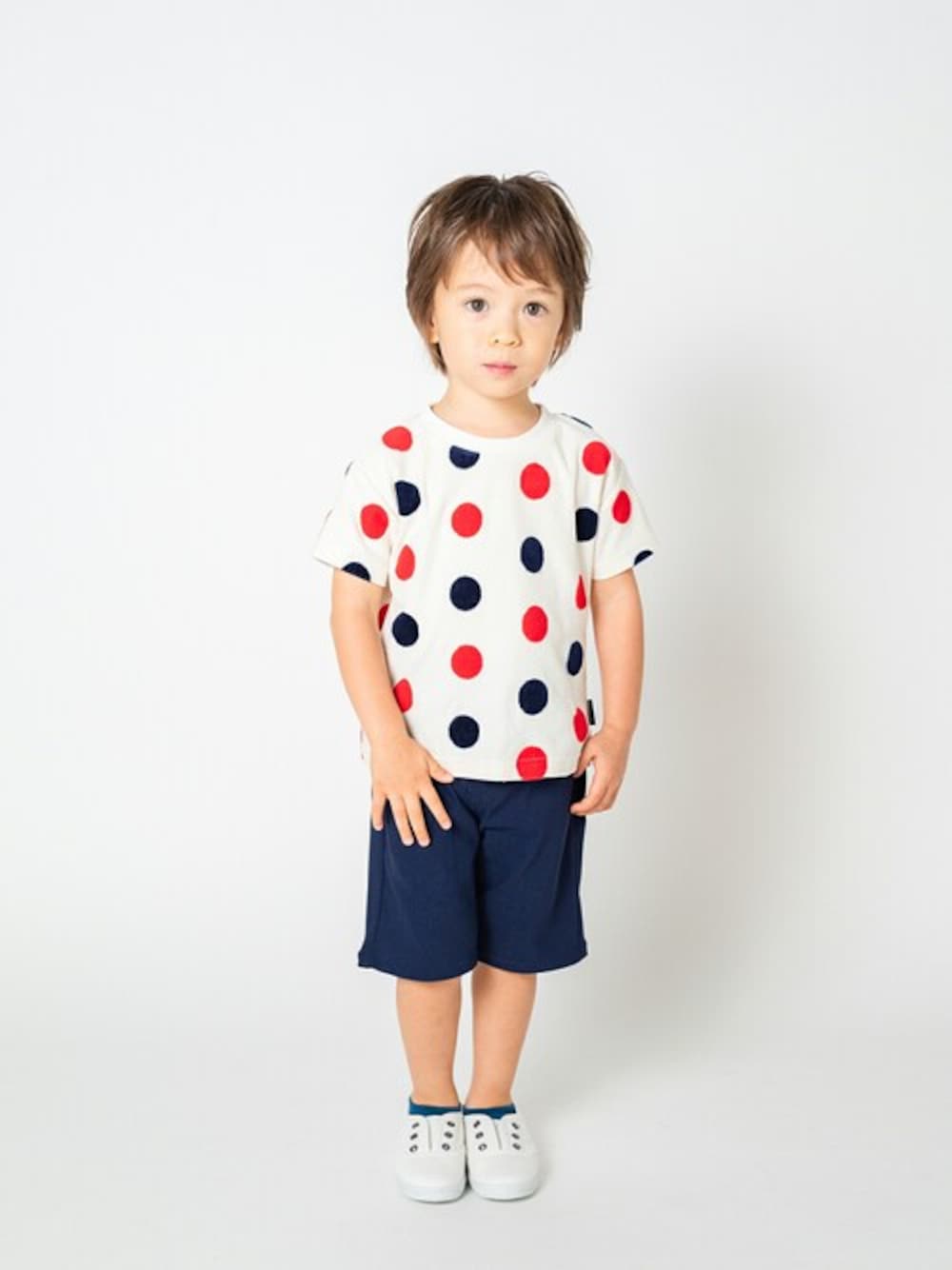 「Tシャツ、水玉、ハーフパンツ、子供服、夏コーデ、半袖Ｔシャツ、水玉シャツ、子供コーデ、半袖、Tシャツコーデ」｜「Moujonjonの水玉ジャガード半袖Tシャツ（Tシャツ/カットソー、ホワイト系）」を使った、こどもの森e-shopさん（キッズ・90cm）の春コーディネートの1枚目の写真