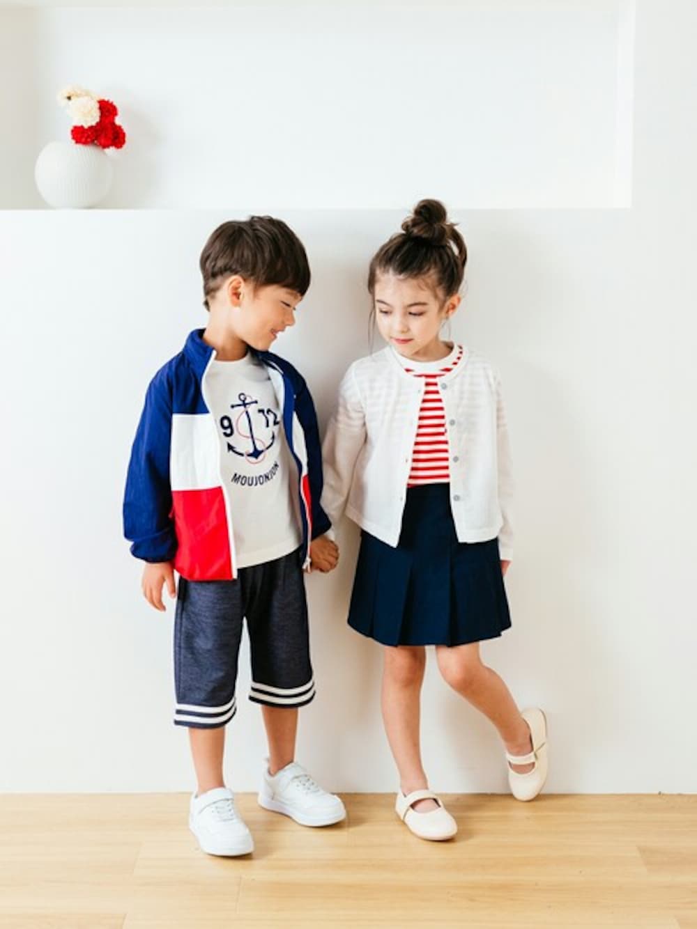 「子供服、マリン、お揃い、マリンスタイル、マリンコーデ、子供コーデ、リンクコーデ、お揃いコーデ、トリコカラー、リンクコーディネート」｜「Moujonjonの撥水加工3段切替ジャケット（ナイロンジャケット、ブルー系）」を使った、こどもの森e-shopさん（キッズ・110cm）の春コーディネートの1枚目の写真