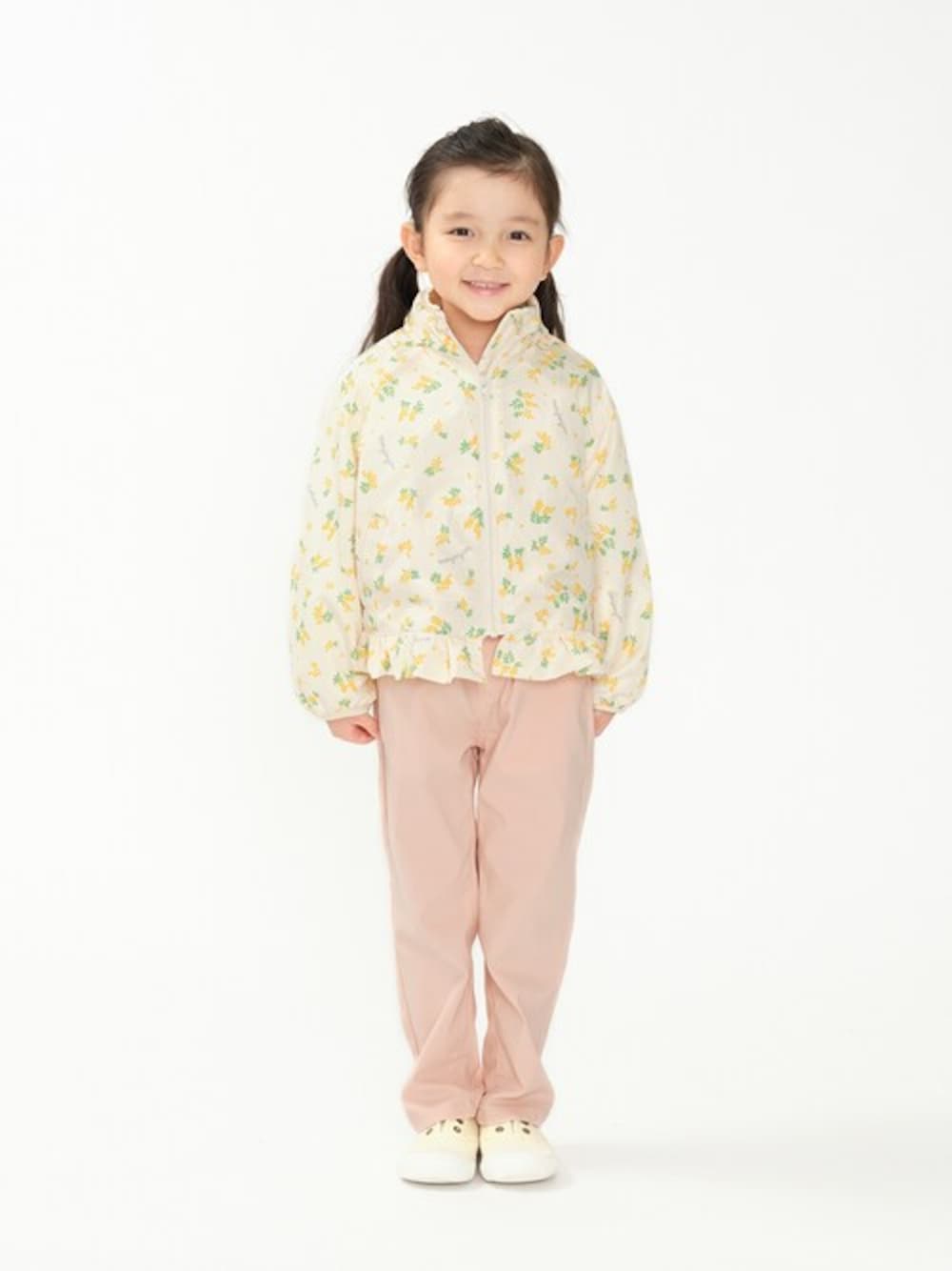 「ジャケット、パーカー、ウィンドブレーカー、子供服、ジャケットスタイル、羽織り、子供コーデ、パーカーコーデ、羽織りスタイル、ジャケットコーデ」｜「Moujonjonの撥水加工お花柄タフタジャケット（ナイロンジャケット、ホワイト系）」を使った、こどもの森e-shopさん（キッズ・110cm）の春コーディネートの1枚目の写真