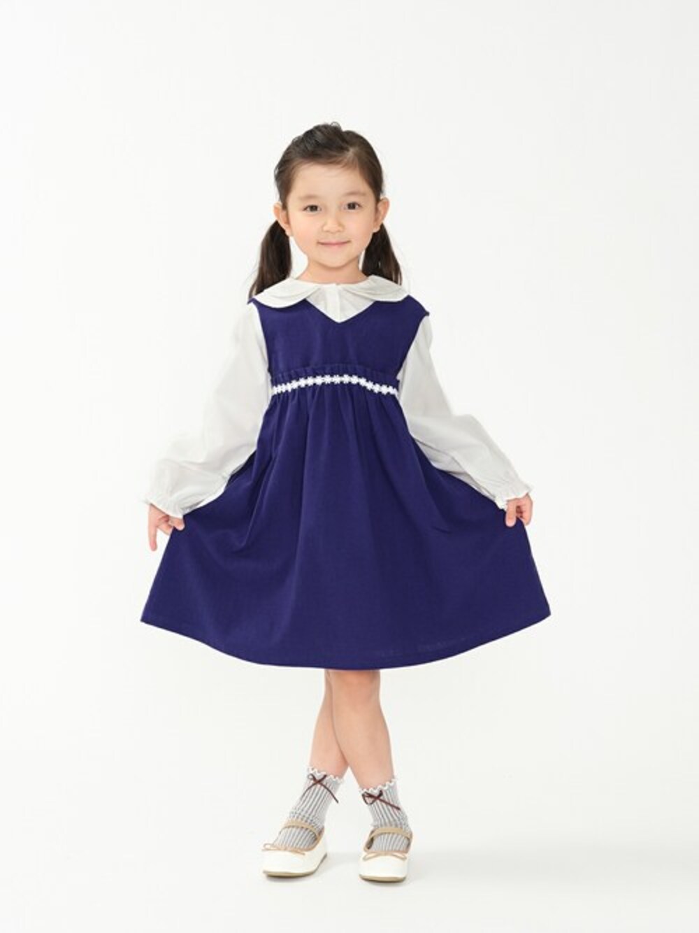 「ブラウス、ワンピース、ジャンスカ、ジャンパースカート、子供服、春コーデ、春夏コーデ、ワンピーススタイル、子供コーデ、ジャンスカコーデ」｜「Moujonjonのお花レース付ジャンパースカート（ジャンパースカート、ブルー系）」を使った、こどもの森e-shopさん（キッズ・110cm）の春コーディネートの1枚目の写真