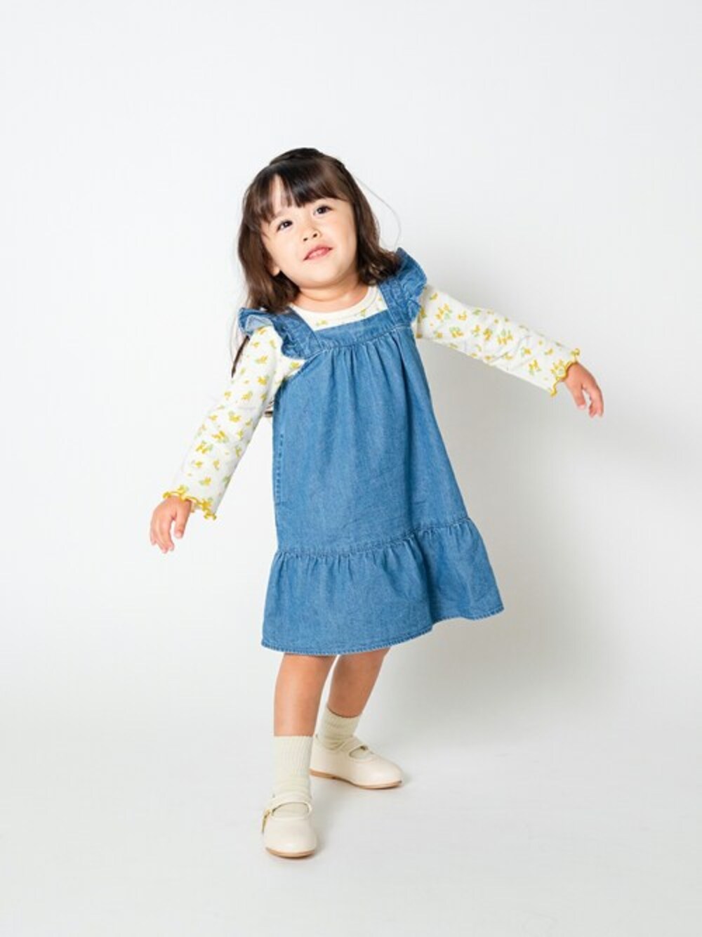 「デニム、ワンピース、ジャンスカ、ジャンパースカート、子供服、デニムワンピース、ワンピーススタイル、子供コーデ、ジャンスカコーデ、ジャンパースカートコーデ」｜「Moujonjonのデニムジャンパースカート（ジャンパースカート、ブルー系）」を使った、こどもの森e-shopさん（キッズ・90cm）の春コーディネートの1枚目の写真