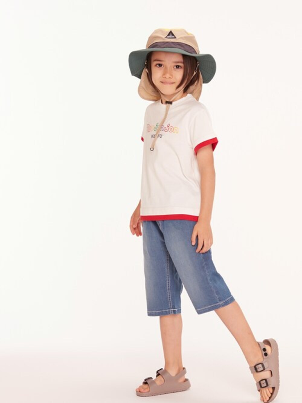 ベージュ系のハットを着用したキッズの春コーディネートの1枚目の写真