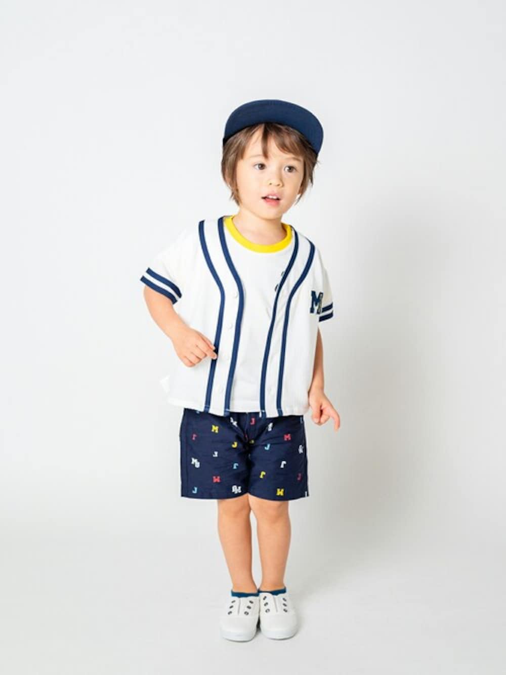 「子供服、ユニフォーム、ベースボールシャツ、半袖Ｔシャツ、ベースボールジャケット、子供コーデ、ベースボールT、半袖、子供カッコイイ、ユニフォームコーデ」｜「Moujonjonの格子柄ジャガードベースボール半袖シャツ（シャツ/ブラウス、ホワイト系）」を使った、こどもの森e-shopさん（キッズ・90cm）の春コーディネートの1枚目の写真