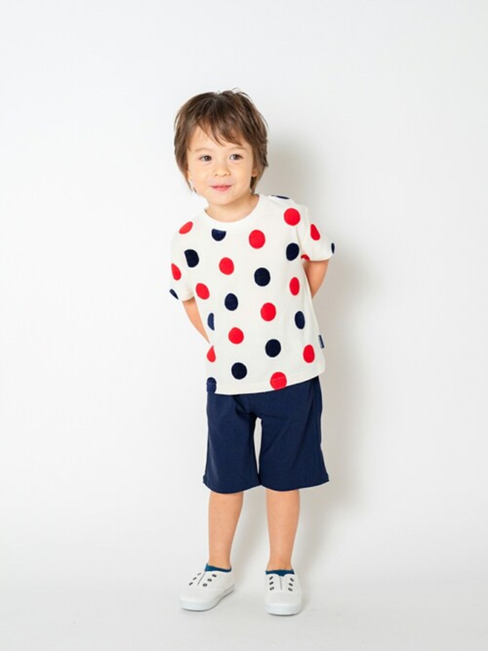 「Tシャツ、ドット、水玉、子供服、ドット柄、水玉シャツ、半袖シャツ、半袖、Tシャツコーデ、子供カッコイイ」｜「Moujonjonの水玉ジャガード半袖Tシャツ（Tシャツ/カットソー、ホワイト系）」を使った、こどもの森e-shopさん（キッズ・90cm）の春コーディネートの1枚目の写真