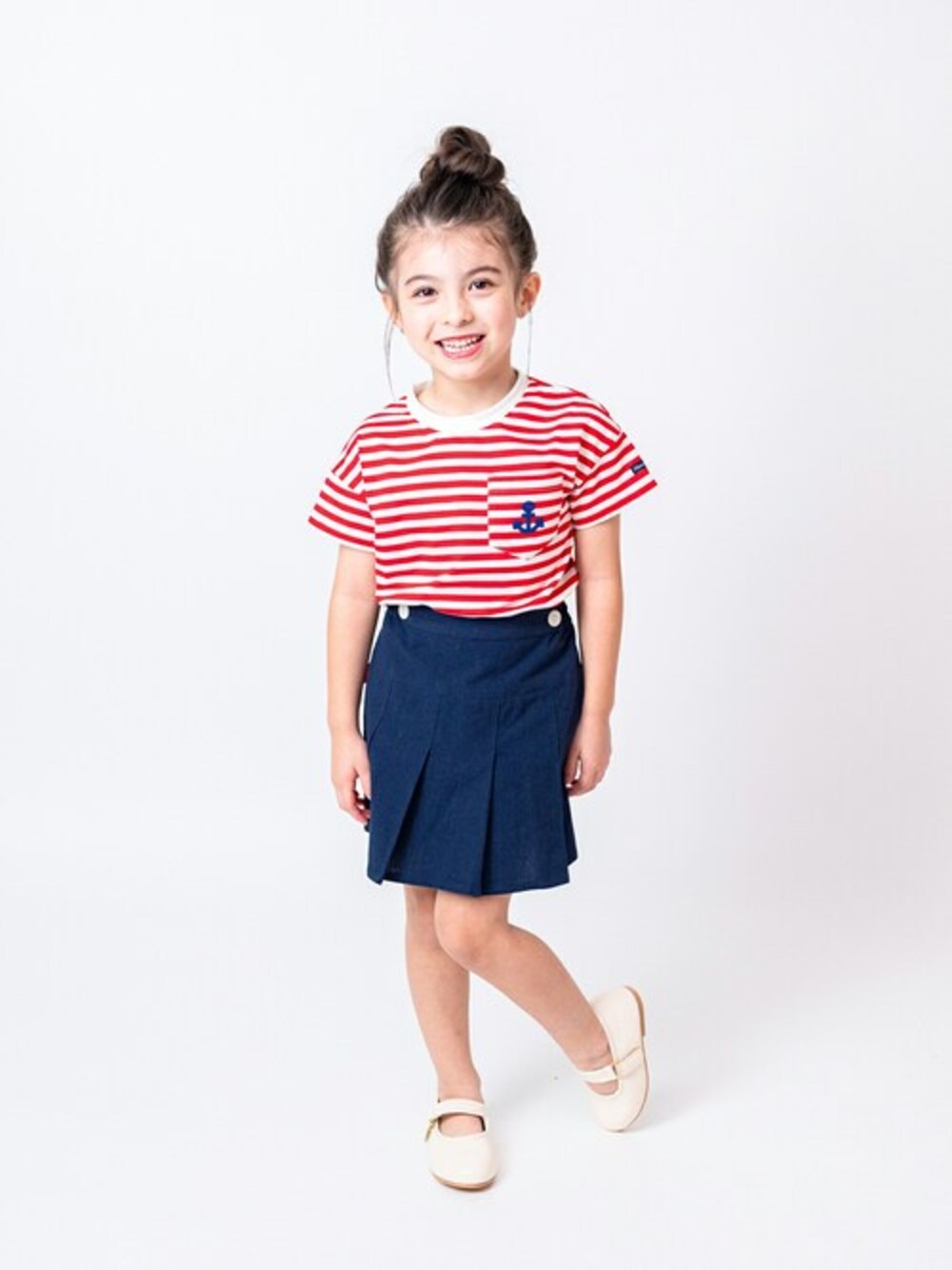 「スカート、ボーダー、ショートパンツ、ストライプ、ショーパン、ストライプシャツ、ボーダートップス、スカートスタイル、ボーダーTシャツ、ストライプ柄」｜「Moujonjonのボーダー半袖Tシャツ（Tシャツ/カットソー、レッド系）」を使った、こどもの森e-shopさん（キッズ・110cm）の春コーディネートの1枚目の写真