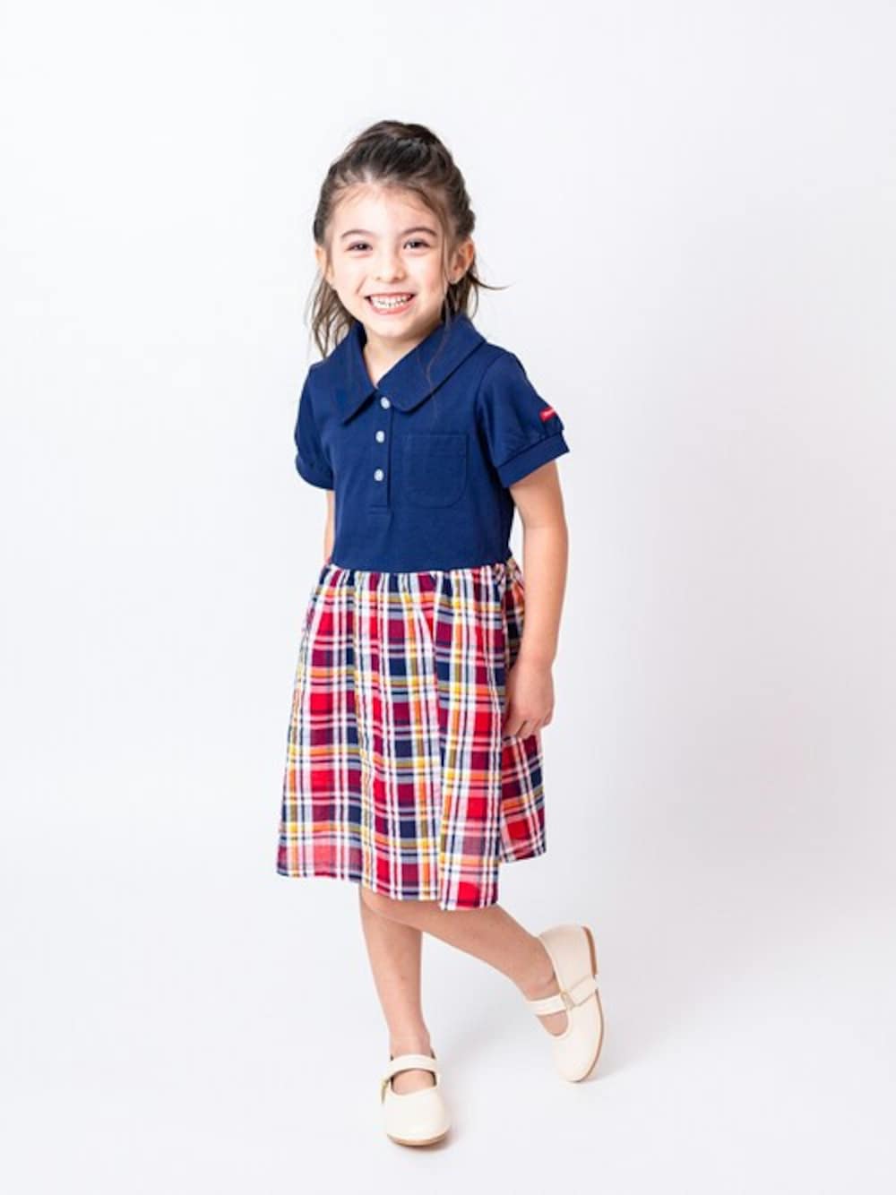 「ワンピース、子供服、チェックスカート、ポロシャツ、ワンピーススタイル、子供コーデ、ポロシャツワンピース、ワンピースコーデ、ポロシャツコーデ、子供カッコイイ」｜「Moujonjonのマドラスチェックサッカー切替ワンピース（ワンピース、ブルー系）」を使った、こどもの森e-shopさん（キッズ・110cm）の春コーディネートの1枚目の写真
