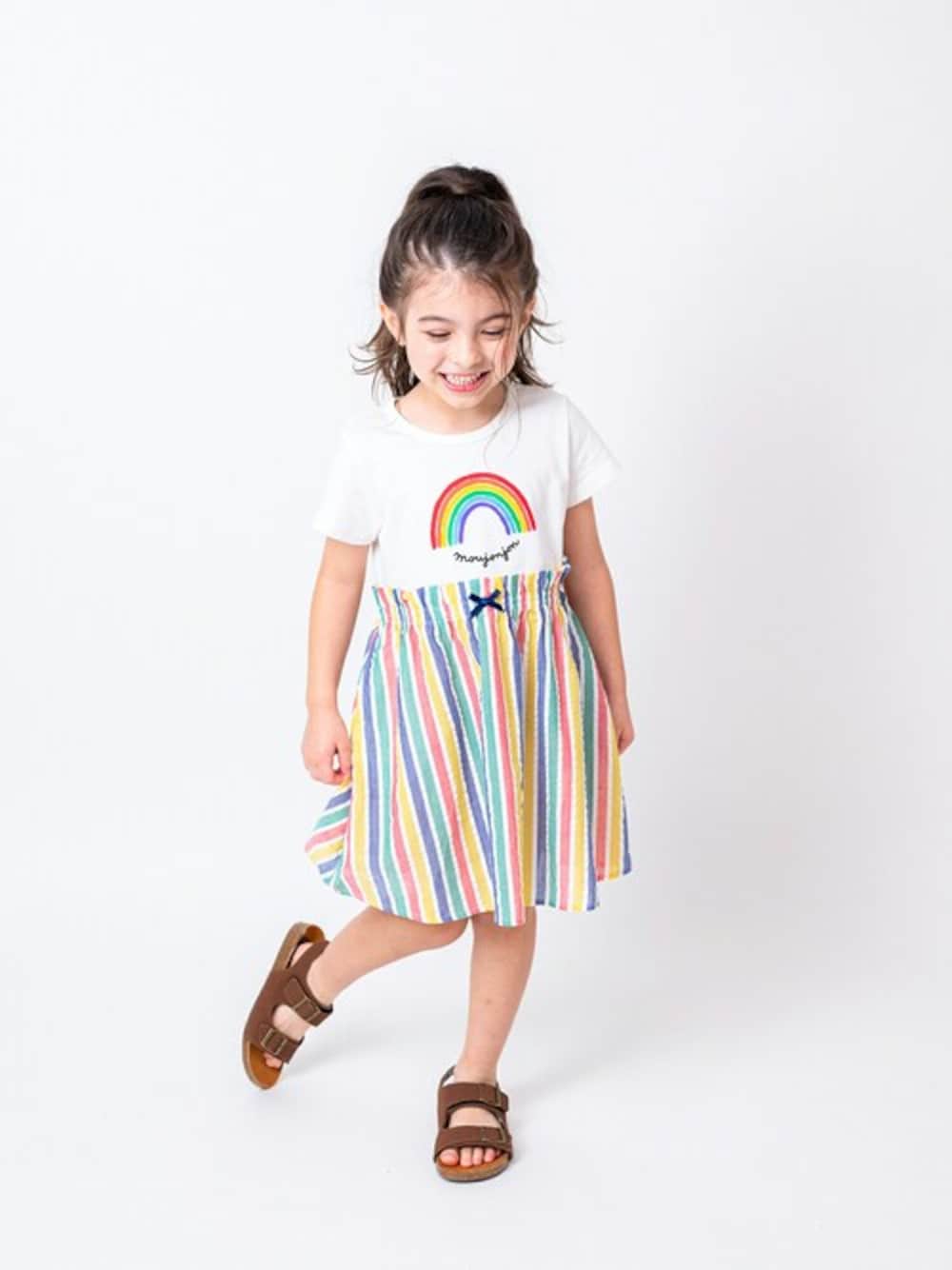 「ワンピース、子供服、女の子、ワンピーススタイル、レインボー、女の子コーデ、子供コーデ、子供、レインボーカラー、ワンピースコーデ」｜「Moujonjonのレインボープリント切替半袖ワンピース（ワンピース、ホワイト系）」を使った、こどもの森e-shopさん（キッズ・110cm）の春コーディネートの1枚目の写真