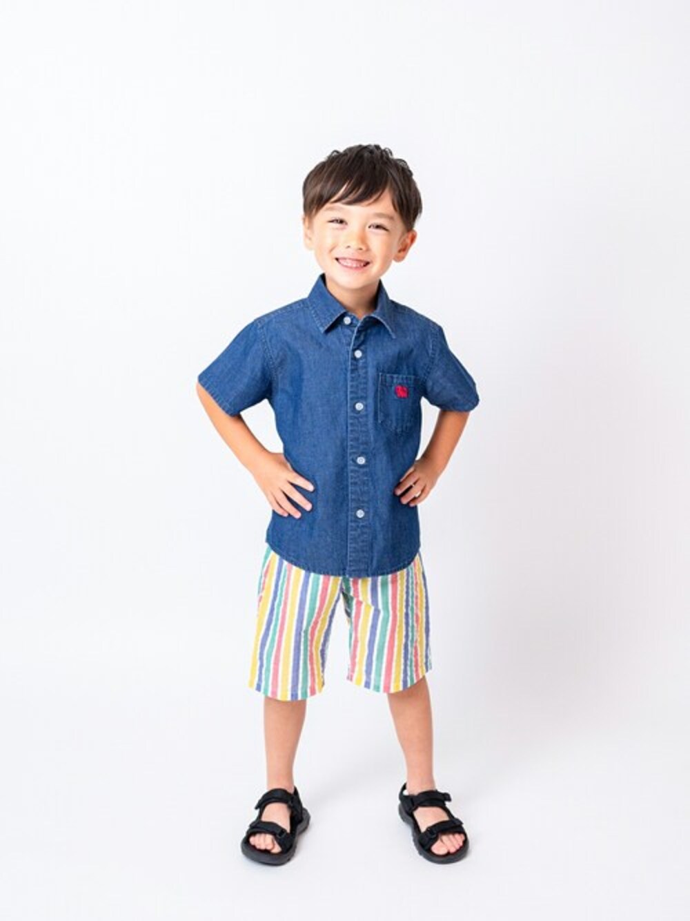 「デニム、デニムジャケット、デニムシャツ、ハーフパンツ、子供服、シャツスタイル、夏服、レインボー、虹色、夏服コーデ」｜「Moujonjonのデニム・シャンブレー半袖シャツ（シャツ/ブラウス、ブルー系）」を使った、こどもの森e-shopさん（キッズ・110cm）の春コーディネートの1枚目の写真