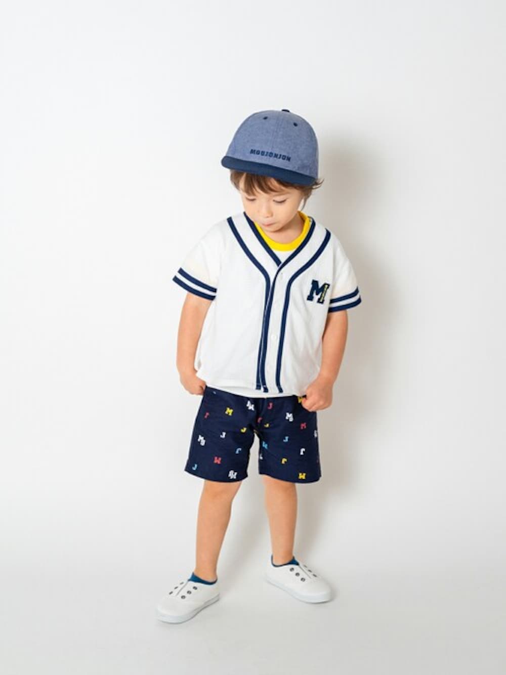 「子供服、スポーティー、スポーティ、ベースボールシャツ、夏服、半袖シャツ、半袖、スポーティーコーデ、子供カッコイイ、夏服コーデ」｜「Moujonjonの格子柄ジャガードベースボール半袖シャツ（シャツ/ブラウス、ホワイト系）」を使った、こどもの森e-shopさん（キッズ・90cm）の春コーディネートの1枚目の写真