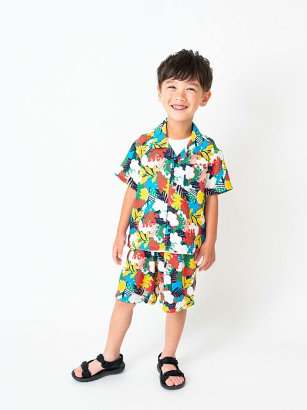 「セットアップ、子供服、ボタニカル、シャツスタイル、セットアップスタイル、ボタニカル柄、セットアップ風、子供コーデ、半袖シャツ、セットアップコーデ」｜「Moujonjonのボタニカル柄レーヨン半袖シャツ（シャツ/ブラウス、ピンク系）」を使った、こどもの森e-shopさん（キッズ・110cm）の春コーディネートの1枚目の写真