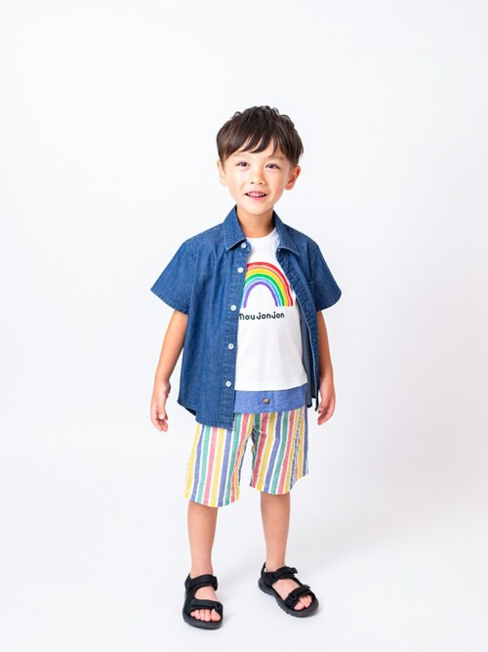「Tシャツ、デニムシャツ、子供服、シャツスタイル、夏コーデ、半袖Ｔシャツ、レインボー、子供コーデ、半袖、レインボーカラー」｜「Moujonjonのデニム・シャンブレー半袖シャツ（シャツ/ブラウス、ブルー系）」を使った、こどもの森e-shopさん（キッズ・110cm）の春コーディネートの1枚目の写真