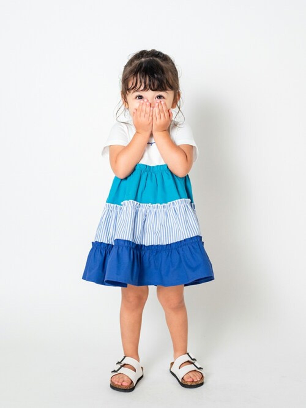 「ワンピース、子供服、ワンピーススタイル、ワンピコーデ、子供コーデ、子供、ティアード、ティアードワンピース、ワンピースコーデ、ティアードワンピ」｜「Moujonjonの切替ティアード半袖ワンピース（ワンピース、ホワイト系）」を使った、こどもの森e-shopさん（キッズ・90cm）の春コーディネートの1枚目の写真