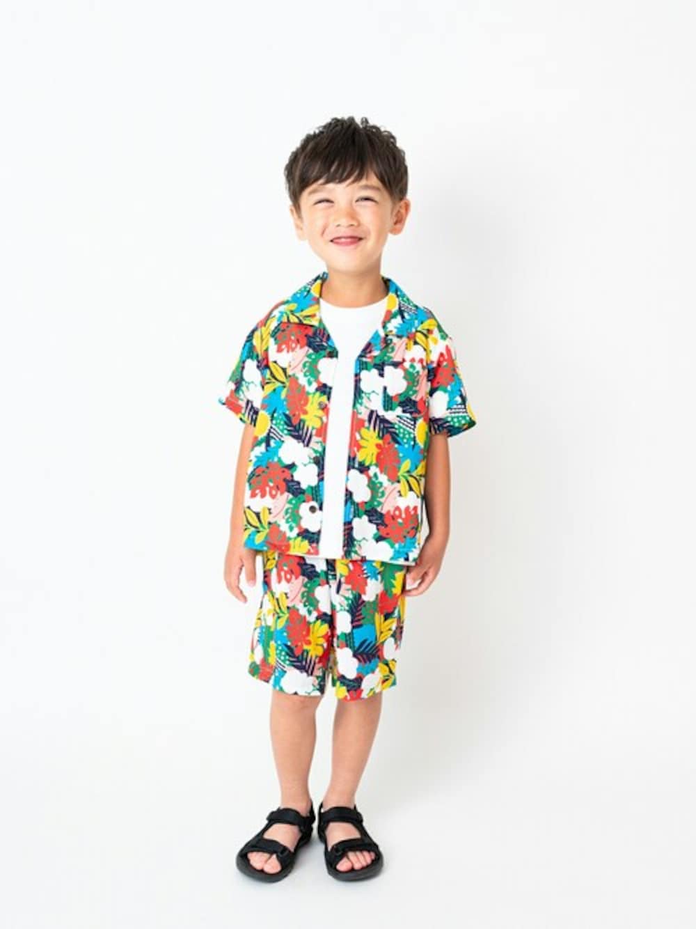 「セットアップ、子供服、セットアップスタイル、夏コーデ、ボタニカル柄、アロハシャツ、セットアップ風、子供コーデ、セットアップコーデ、アロハシャツコーデ」｜「Moujonjonのボタニカル柄レーヨン半袖シャツ（シャツ/ブラウス、ピンク系）」を使った、こどもの森e-shopさん（キッズ・110cm）の春コーディネートの1枚目の写真
