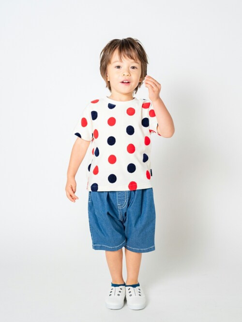 「デニム、ドット、水玉、ハーフパンツ、子供服、ドット柄、夏コーデ、夏服、子供コーデ、Tシャツコーデ」｜「Moujonjonの水玉ジャガード半袖Tシャツ（Tシャツ/カットソー、ホワイト系）」を使った、こどもの森e-shopさん（キッズ・90cm）の春コーディネートの1枚目の写真