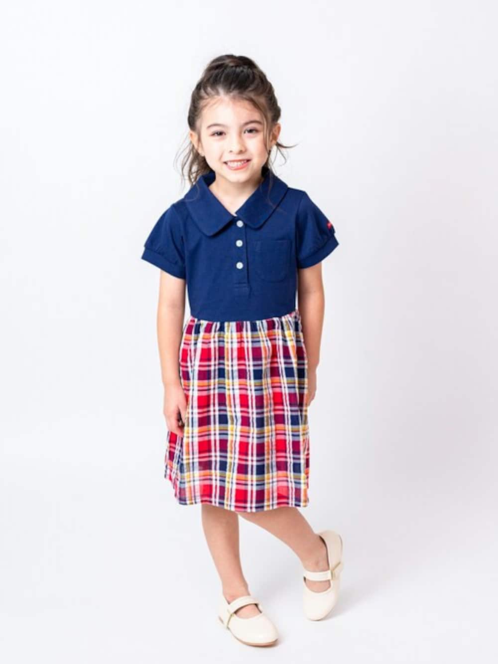 「チェック、ワンピース、ワンピ、チェック柄、子供服、チェックスカート、ワンピーススタイル、ポロシャツワンピース、ワンピースコーデ、ポロシャツコーデ」｜「Moujonjonのマドラスチェックサッカー切替ワンピース（ワンピース、ブルー系）」を使った、こどもの森e-shopさん（キッズ・110cm）の春コーディネートの1枚目の写真