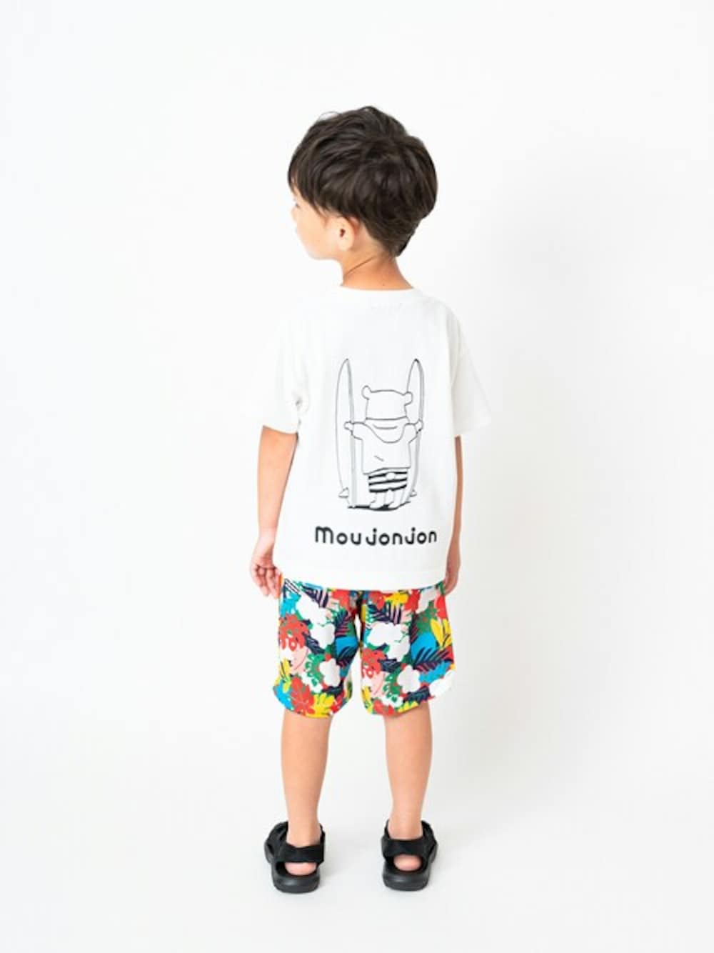 「Tシャツ、Tシャツスタイル、ハーフパンツ、子供服、夏コーデ、ボタニカル柄、バックプリント、夏服、子供コーデ、Tシャツコーデ」｜「Moujonjonのくま刺繍サーフ半袖Tシャツ（Tシャツ/カットソー、ホワイト系）」を使った、こどもの森e-shopさん（キッズ・110cm）の春コーディネートの1枚目の写真