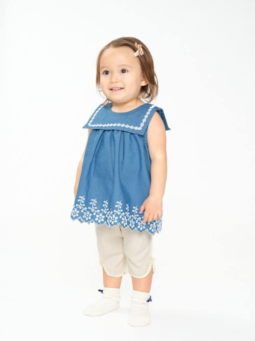 「デニム、チュニック、子供服、赤ちゃん、ノースリーブ、デニムコーデ、チュニックコーデ、赤ちゃんコーデ、子供コーデ、ノースリーブトップス」｜「kids zooのデニム風刺繍チュニック（チュニック、ブルー系）」を使った、こどもの森e-shopさん（キッズ・90cm）の春コーディネートの1枚目の写真