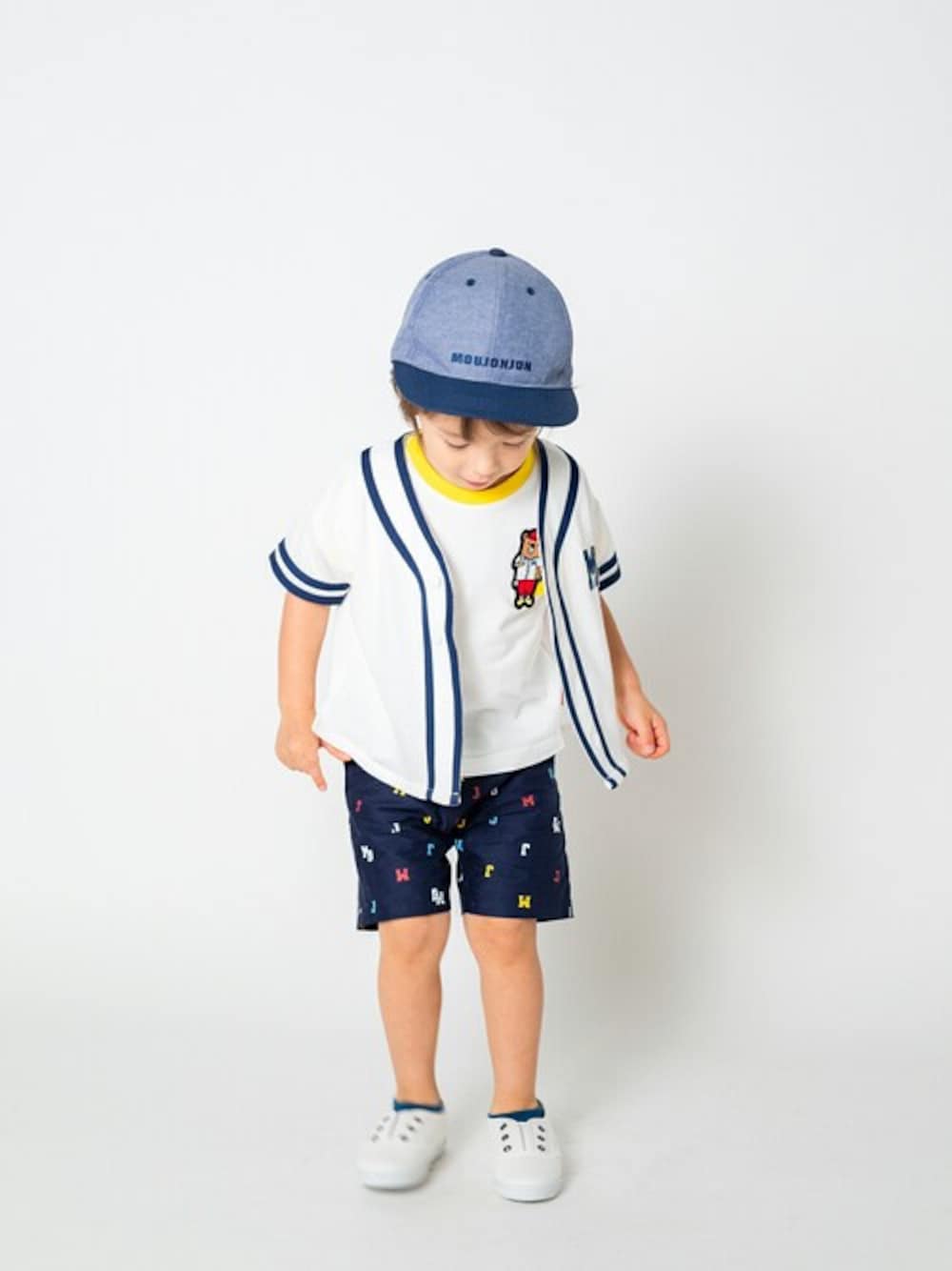 「子供服、ベースボール、ベースボールシャツ、夏コーデ、夏服、ベースボールジャケット、子供コーデ、ベースボールT、子供」｜「Moujonjonの格子柄ジャガードベースボール半袖シャツ（シャツ/ブラウス、ホワイト系）」を使った、こどもの森e-shopさん（キッズ・90cm）の夏コーディネートの1枚目の写真