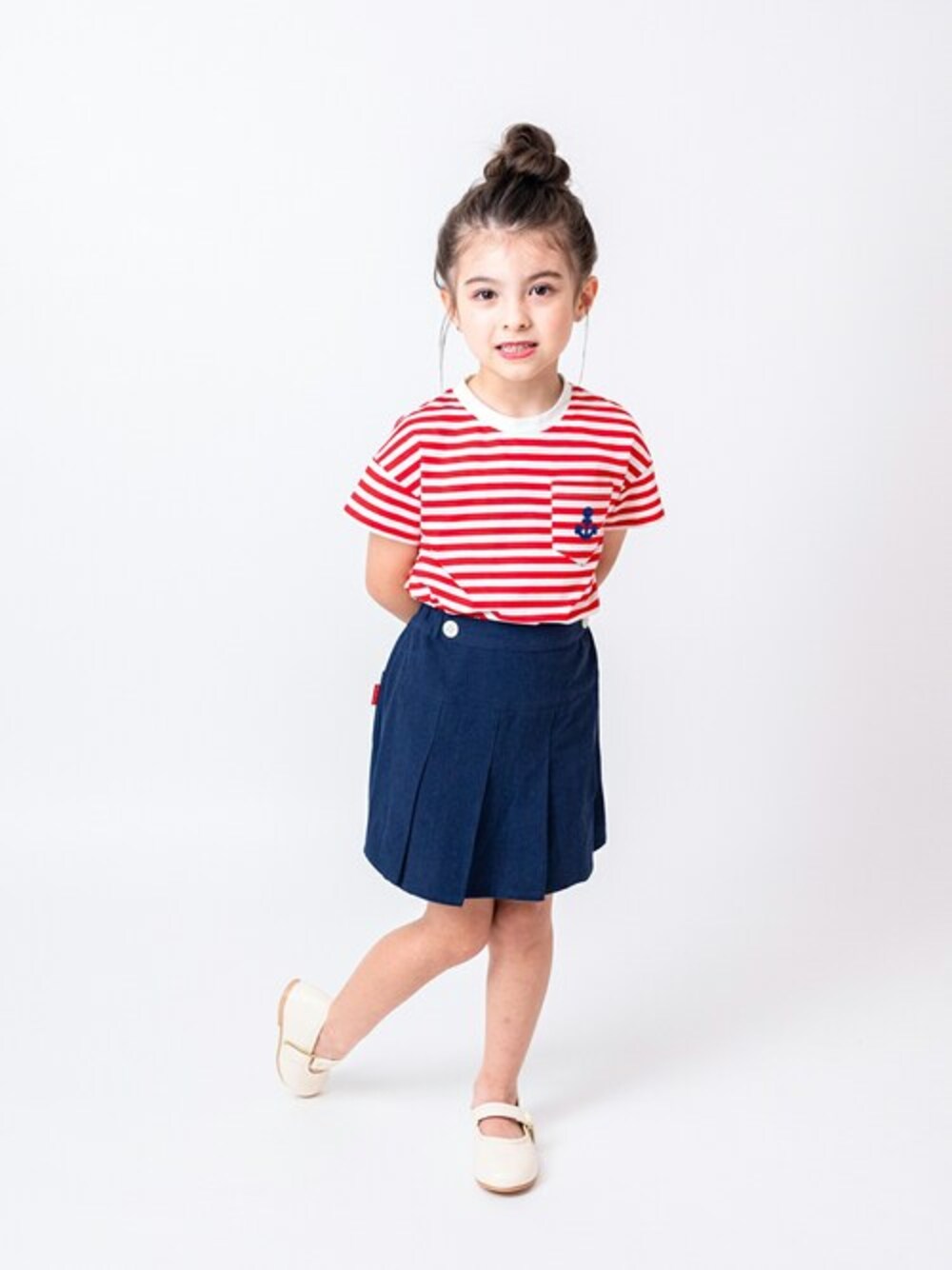 「ボーダー、子供服、ストライプシャツ、ボーダートップス、夏コーデ、夏服、ボーダーTシャツ、子供コーデ、ストライプ柄」｜「Moujonjonのボーダー半袖Tシャツ（Tシャツ/カットソー、レッド系）」を使った、こどもの森e-shopさん（キッズ・110cm）の夏コーディネートの1枚目の写真