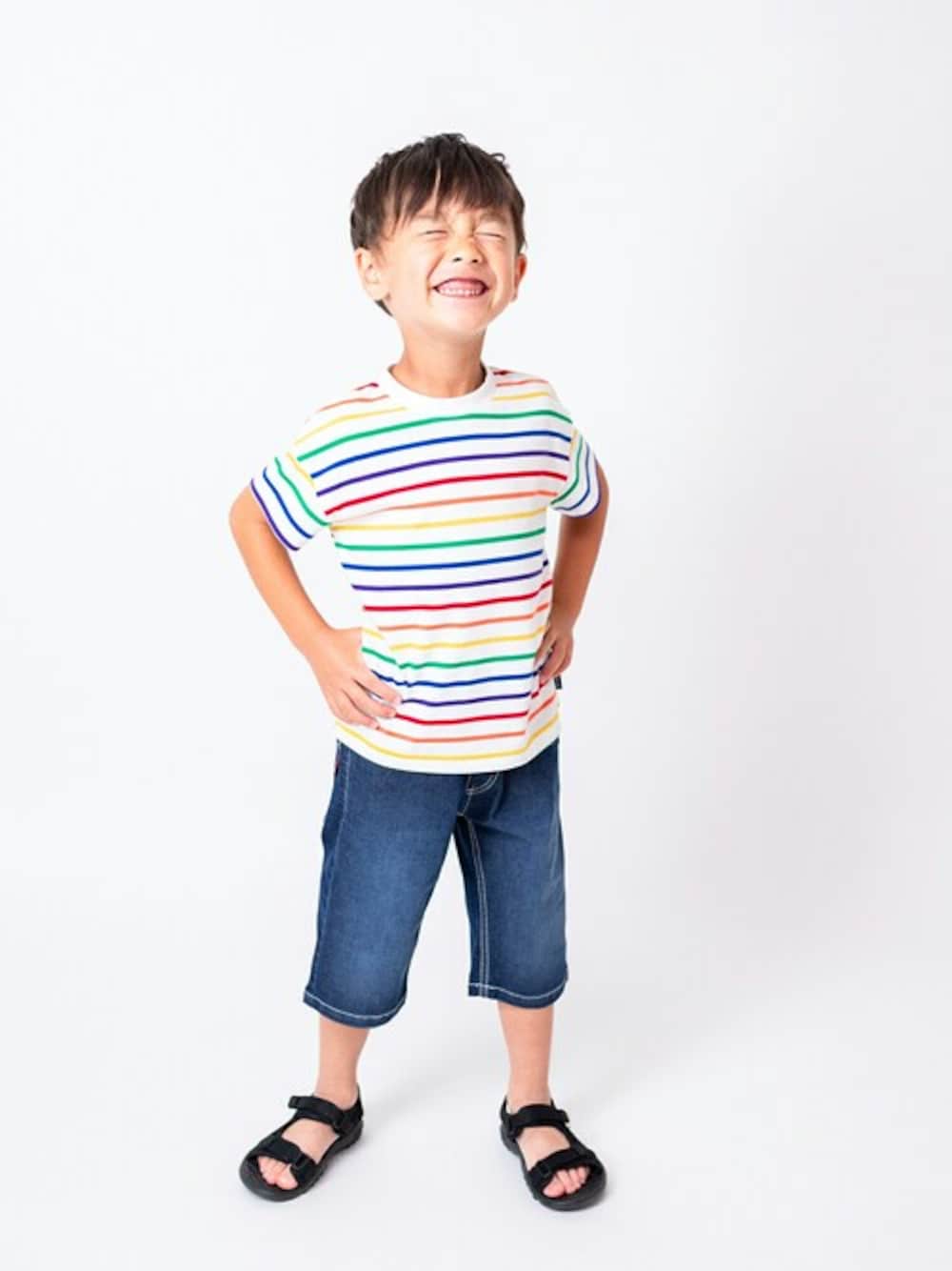 「Tシャツ、子供服、夏コーデ、半袖Ｔシャツ、レインボー、子供コーデ、半袖、レインボーカラー、虹色」｜「Moujonjonのストレッチデニム6分丈ハーフパンツ（デニムパンツ、ブルー系）」を使った、こどもの森e-shopさん（キッズ・110cm）の夏コーディネートの1枚目の写真