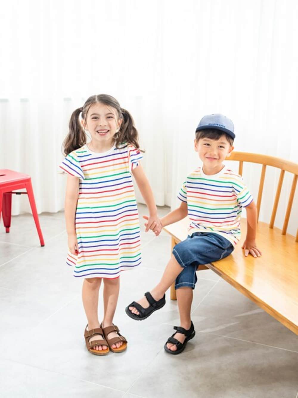 「ボーダー、子供服、兄弟コーディネート、お揃い、レインボー、子供コーデ、姉妹コーデ、リンクコーデ、虹色、お揃いコーデ」｜「Moujonjonのカラフルボーダー半袖Tシャツ（Tシャツ/カットソー、ホワイト系）」を使った、こどもの森e-shopさん（キッズ・110cm）の夏コーディネートの1枚目の写真