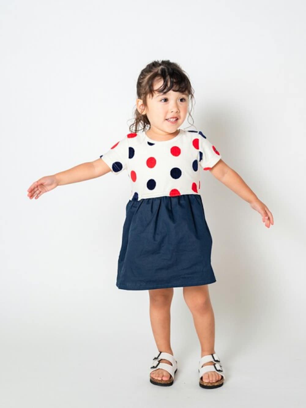 「ワンピース、水玉、子供服、ドット柄、水玉ワンピース、夏コーデ、ワンピーススタイル、夏服、子供コーデ、ワンピースコーデ」｜「Moujonjonの水玉ジャガード切替ワンピース（ワンピース、ホワイト系）」を使った、こどもの森e-shopさん（キッズ・90cm）の夏コーディネートの1枚目の写真