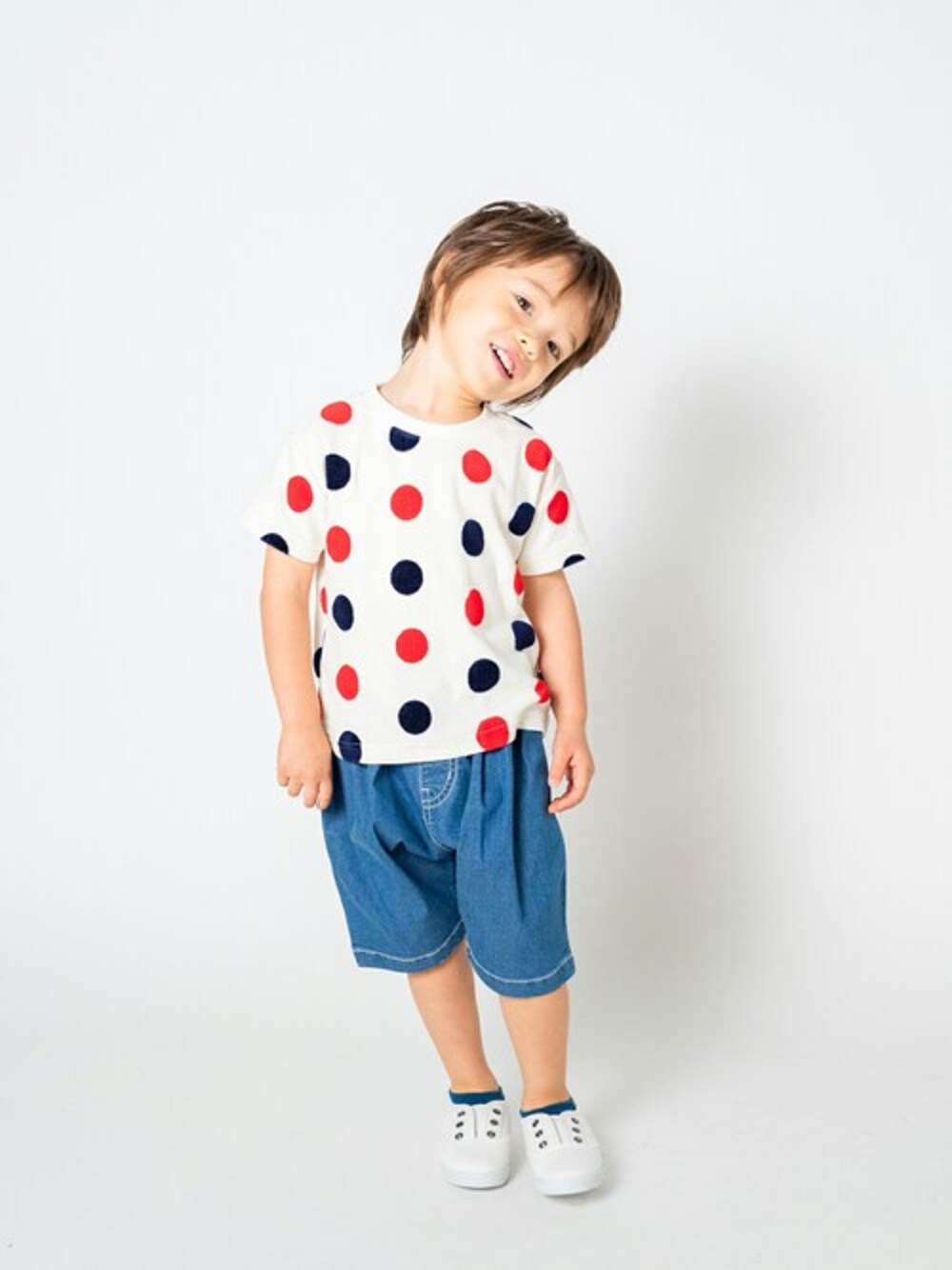 「Tシャツ、水玉、ハーフパンツ、子供服、ドット柄、夏コーデ、半袖Ｔシャツ、夏服、子供コーデ、半袖」｜「Moujonjonの水玉ジャガード半袖Tシャツ（Tシャツ/カットソー、ホワイト系）」を使った、こどもの森e-shopさん（キッズ・90cm）の夏コーディネートの1枚目の写真