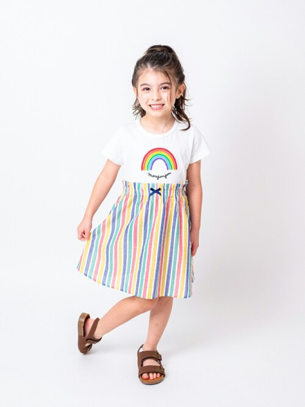 「ワンピース、子供服、夏コーデ、ワンピーススタイル、夏服、子供コーデ、半袖、子供、半袖ワンピース、ワンピースコーデ」｜「Moujonjonのレインボープリント切替半袖ワンピース（ワンピース、ホワイト系）」を使った、こどもの森e-shopさん（キッズ・110cm）の夏コーディネートの1枚目の写真