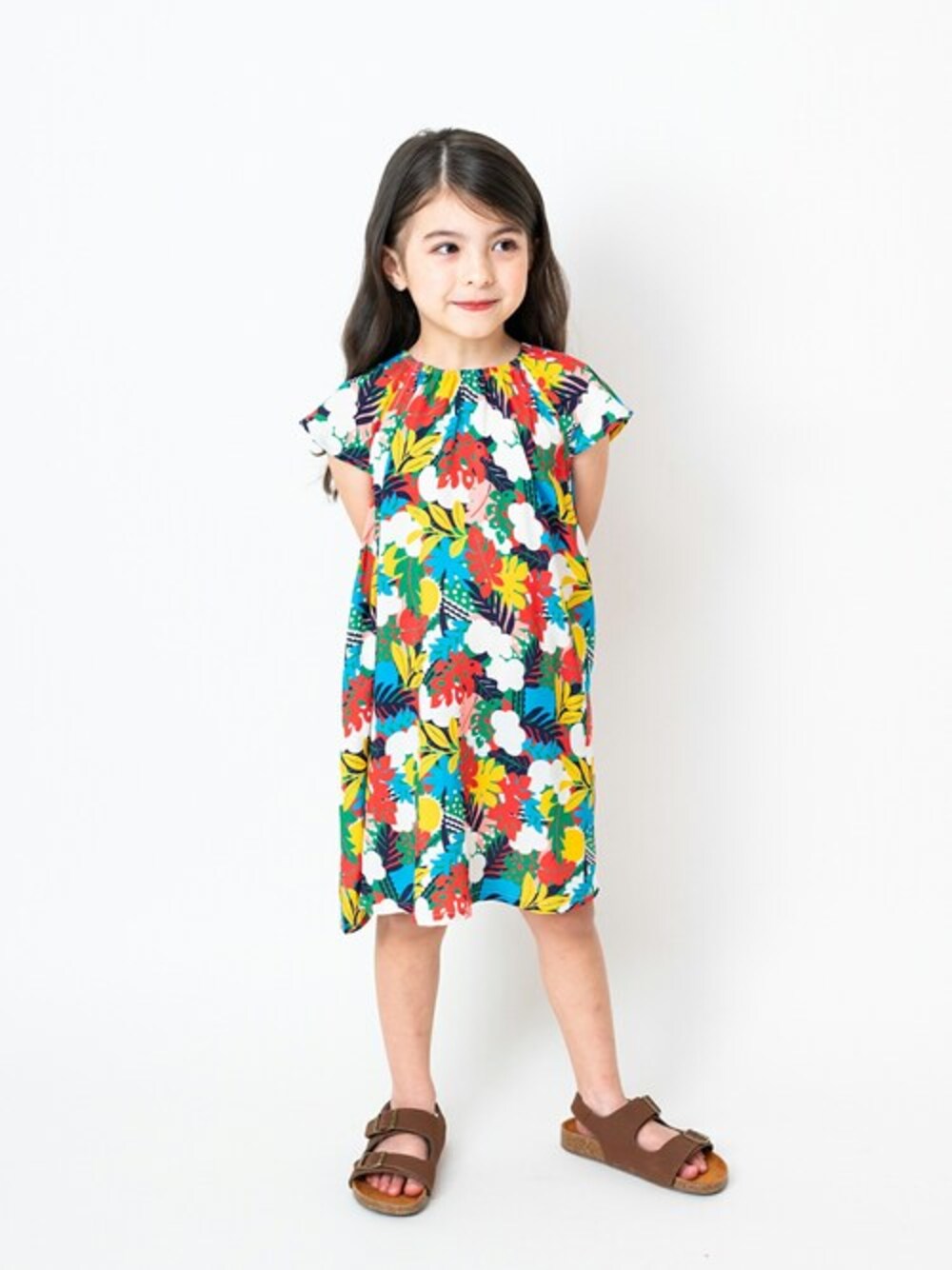 「ワンピース、子供服、女の子、ボタニカル柄、ワンピーススタイル、子供コーデ、旅行コーデ、リンクコーデ、お揃いコーデ、ワンピースコーデ」｜「Moujonjonのボタニカル柄レーヨン半袖ワンピース（ワンピース、ピンク系）」を使った、こどもの森e-shopさん（キッズ・110cm）の夏コーディネートの1枚目の写真