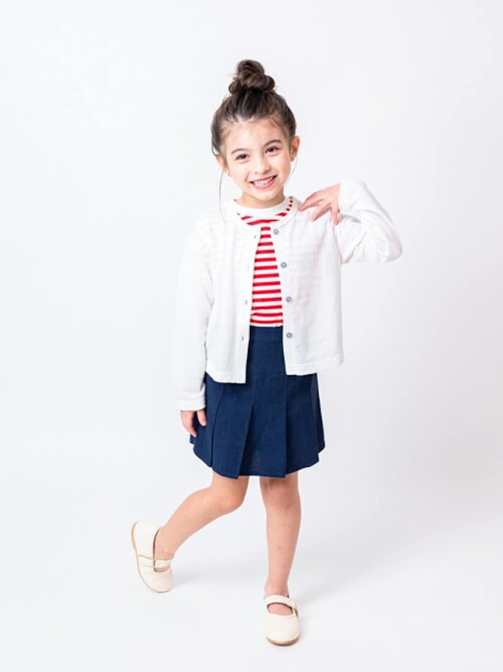 「カーディガン、ニットカーディガン、子供服、プリーツスカート、女の子、夏コーデ、女の子コーデ、子供コーデ、プリーツパンツ、カーディガンコーデ」｜「Moujonjonのニットサッカーカーディガン（カーディガン/ボレロ、ホワイト系）」を使った、こどもの森e-shopさん（キッズ・110cm）の夏コーディネートの1枚目の写真