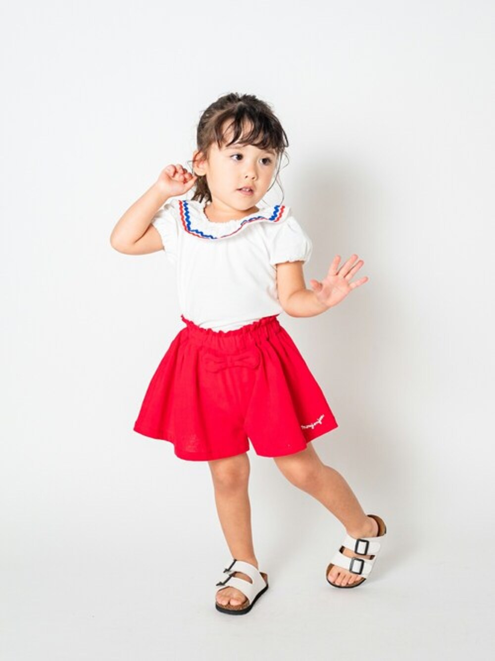 「Tシャツ、子供服、衿付き、フレアパンツ、女の子、襟付きトップス、夏コーデ、女の子コーデ、子供コーデ、半袖」｜「Moujonjonのライン入り衿付き半袖Tシャツ（Tシャツ/カットソー、ホワイト系）」を使った、こどもの森e-shopさん（キッズ・90cm）の夏コーディネートの1枚目の写真
