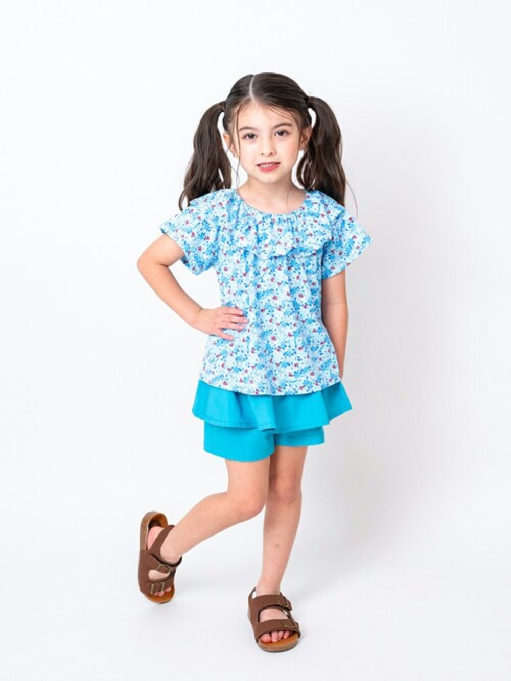 「子供服、マリン、マリンコーデ、女の子、夏コーデ、女の子コーデ、子供コーデ、ヤシの木柄、子供カッコイイ」｜「Moujonjonの花柄プリントフリル半袖Tシャツ（Tシャツ/カットソー、ブルー系）」を使った、こどもの森e-shopさん（キッズ・110cm）の夏コーディネートの1枚目の写真
