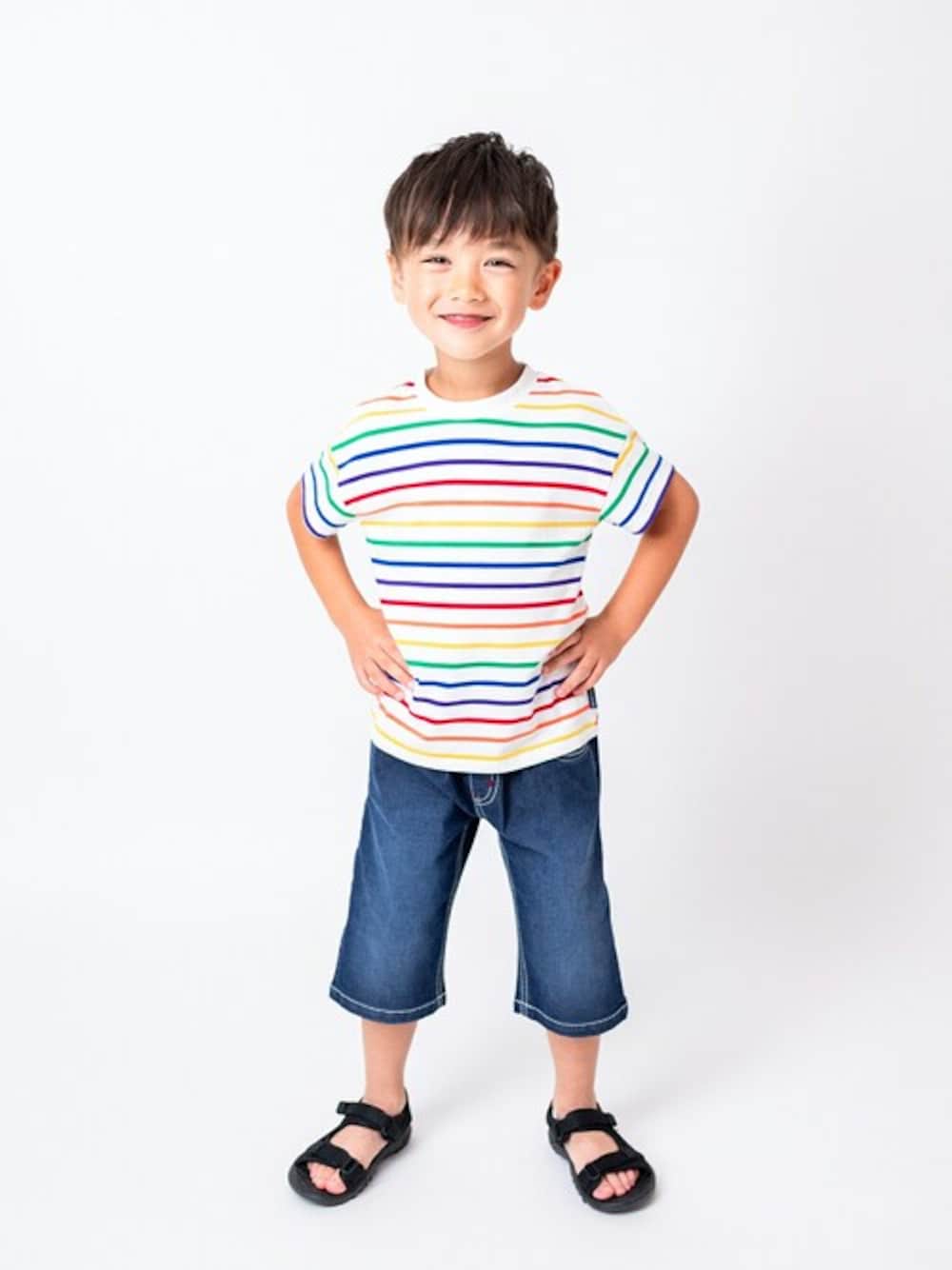 「Tシャツ、子供服、夏コーデ、レインボー、半袖シャツ、半袖、レインボーカラー、Tシャツ×デニム、Tシャツコーデ、虹色」｜「Moujonjonのカラフルボーダー半袖Tシャツ（Tシャツ/カットソー、ホワイト系）」を使った、こどもの森e-shopさん（キッズ・110cm）の夏コーディネートの1枚目の写真