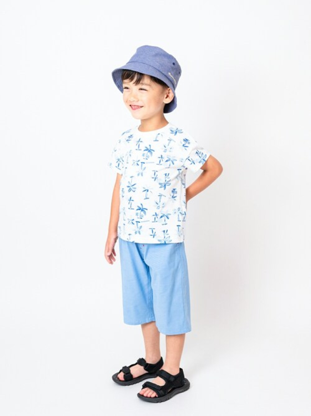 「Tシャツ、子供服、夏コーデ、半袖Ｔシャツ、子供コーデ、男の子コーデ、半袖シャツ、ヤシの木柄、夏コーディネート、Tシャツコーデ」｜「Moujonjonのヤシの木柄半袖Tシャツ（Tシャツ/カットソー、ホワイト系）」を使った、こどもの森e-shopさん（キッズ・110cm）の夏コーディネートの1枚目の写真