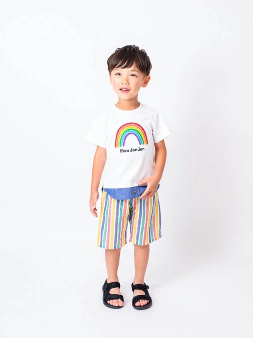 「カラフル、子供服、男の子、夏コーデ、レインボー、子供コーデ、男の子コーデ、半袖、カラフルコーデ、虹色」｜「Moujonjonのレインボープリント半袖Tシャツ（Tシャツ/カットソー、ホワイト系）」を使った、こどもの森e-shopさん（キッズ・110cm）の夏コーディネートの1枚目の写真