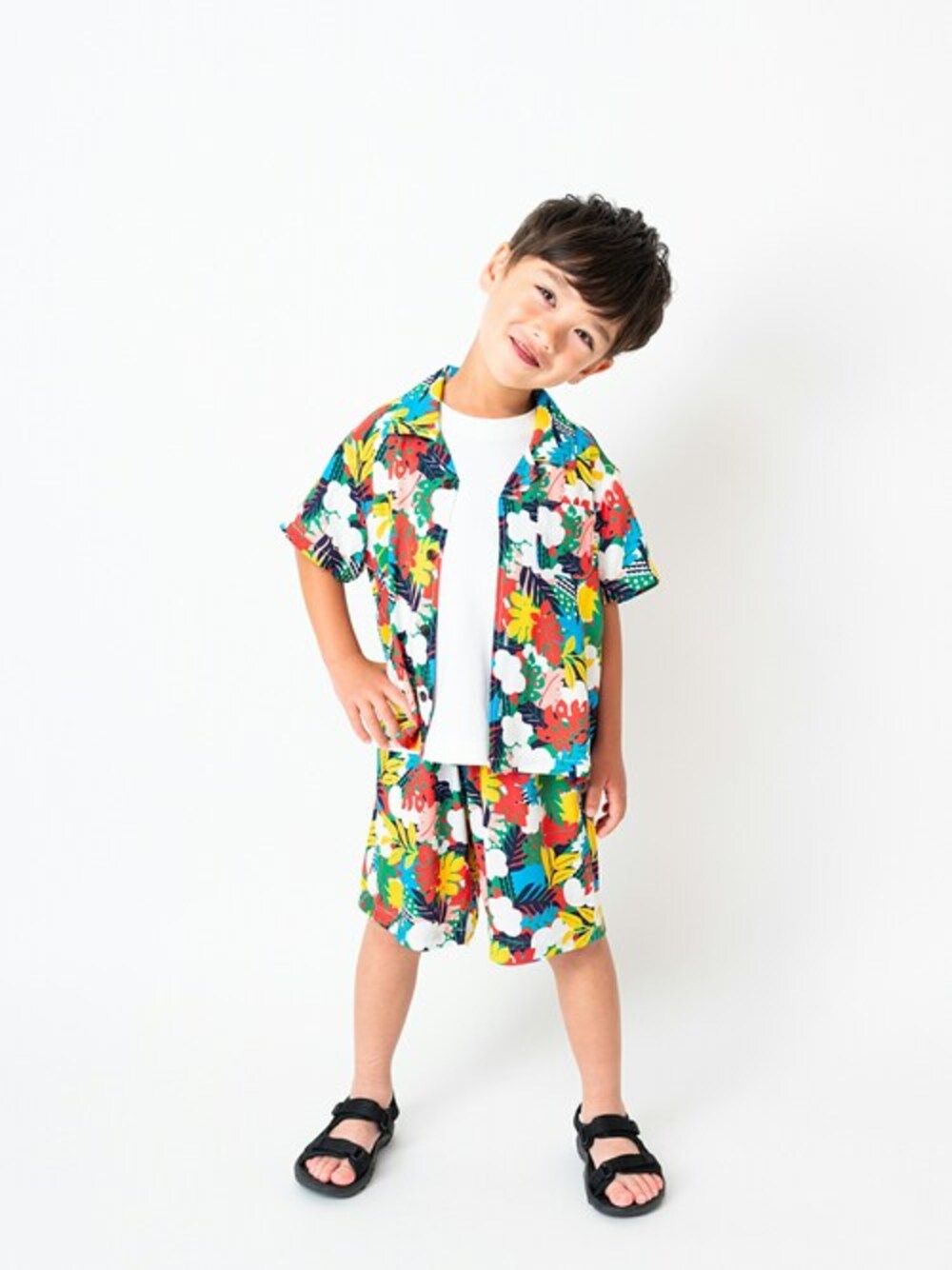 「セットアップ、子供服、セットアップスタイル、ボタニカル柄、スーツスタイル、着回しコーデ、セットアップ風、子供コーデ、着回し抜群、セットアップコーデ」｜「Moujonjonのボタニカル柄レーヨン半袖シャツ（シャツ/ブラウス、ピンク系）」を使った、こどもの森e-shopさん（キッズ・110cm）の夏コーディネートの1枚目の写真