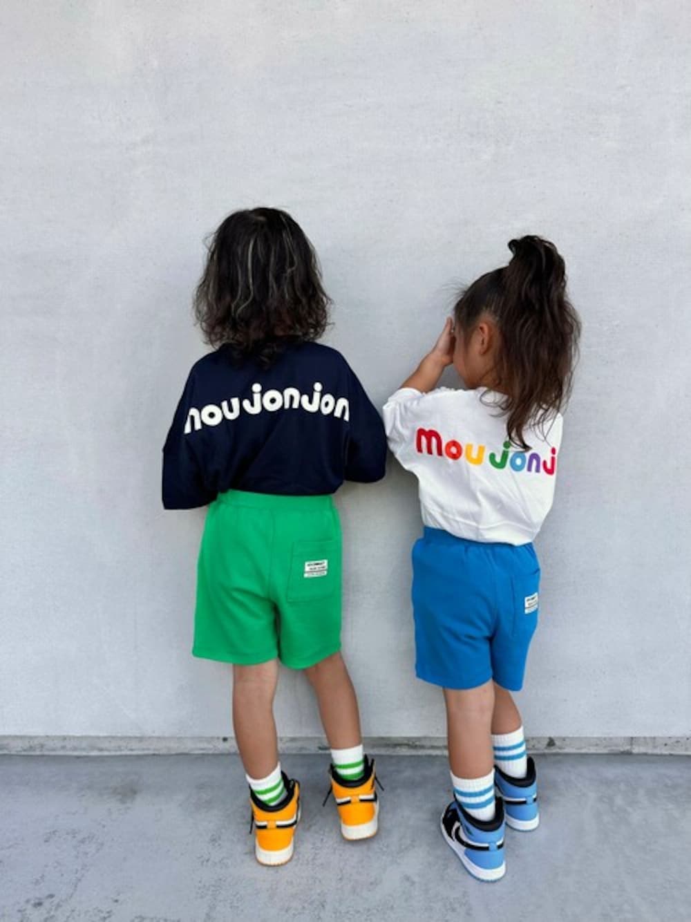「Tシャツ、子供服、ゆったりコーデ、夏コーデ、ゆったり、ドロップショルダー、子供コーデ、リンクコーデ、Tシャツコーデ、肩落ち」｜「MoujonjonのバックロゴプリントＴシャツ（Tシャツ/カットソー、ブルー系）」を使った、こどもの森e-shopさん（キッズ・105cm）の夏コーディネートの1枚目の写真