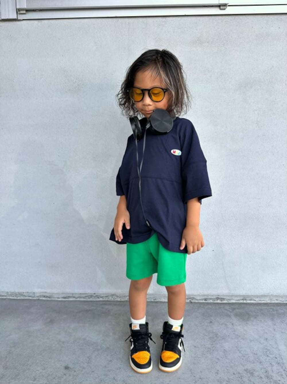 「子供服、男の子、ゆったりコーデ、夏コーデ、ドロップショルダー、ゆったりシルエット、子供コーデ、男の子コーデ、Tシャツコーデ、肩落ち」｜「MoujonjonのバックロゴプリントＴシャツ（Tシャツ/カットソー、ブルー系）」を使った、こどもの森e-shopさん（キッズ・105cm）の夏コーディネートの1枚目の写真